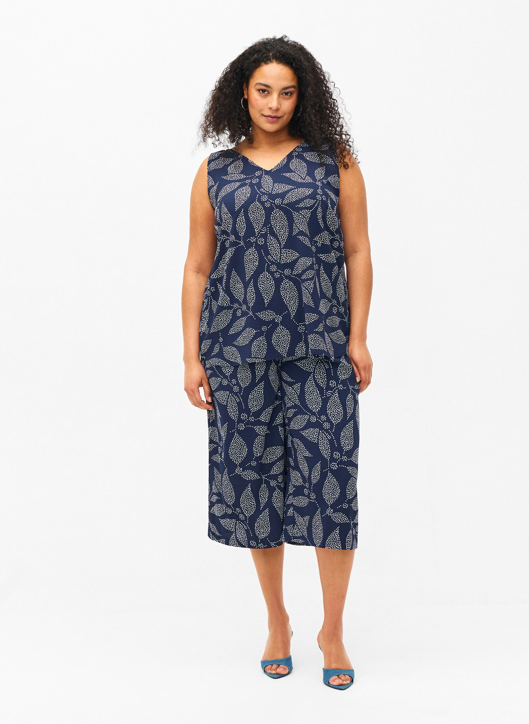 Zizzi Bedrukte top met v-hals, Navy B. w. Dot Leaf, Model image number 2