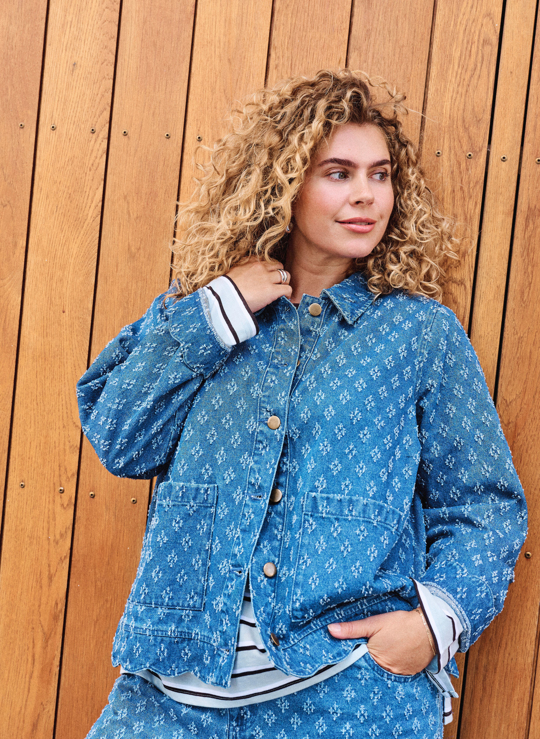 Denimjack met een versleten patroon