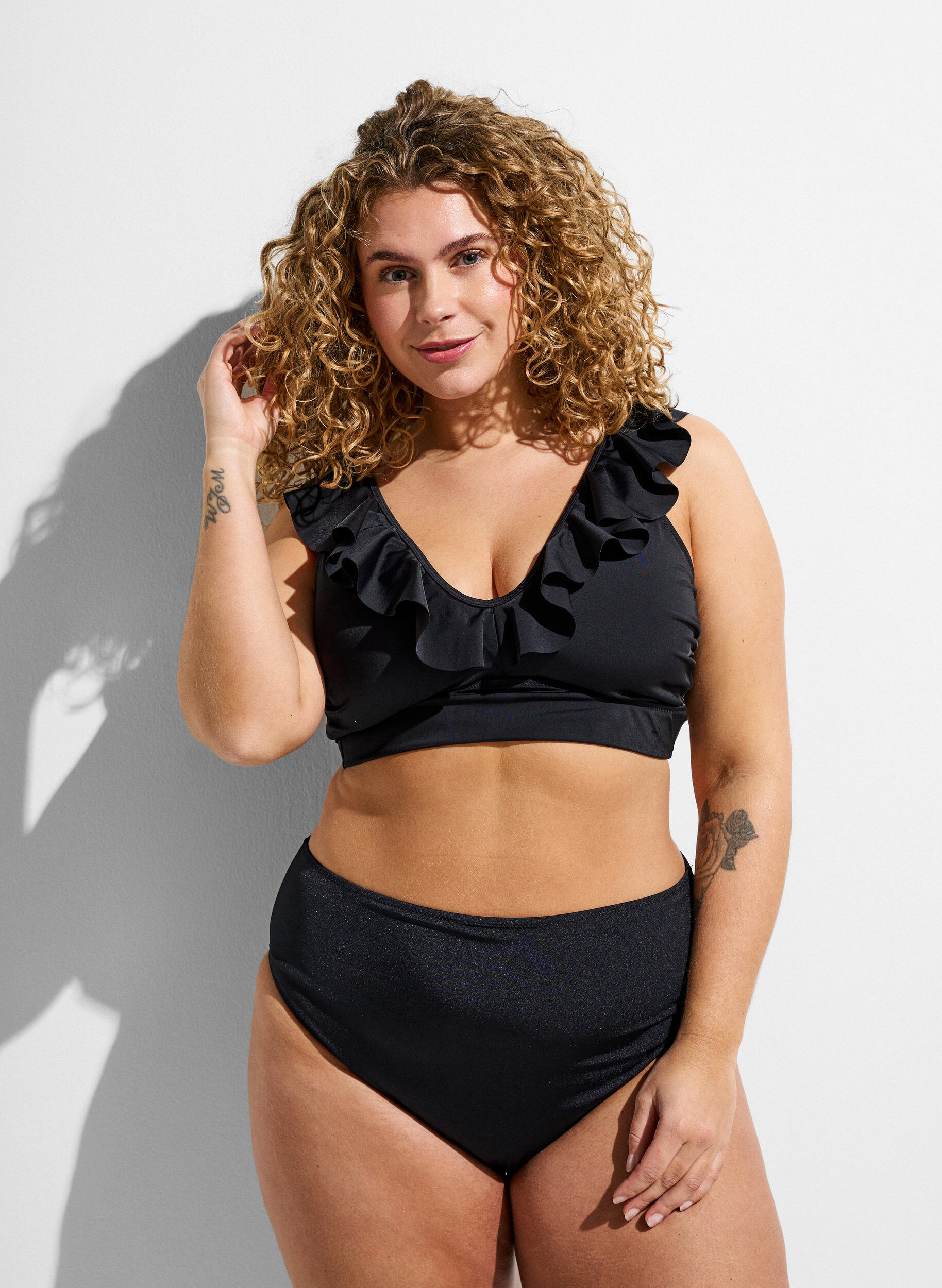 Zizzi Bikinitop met ruchesdetails, Zwart, Model image number 1