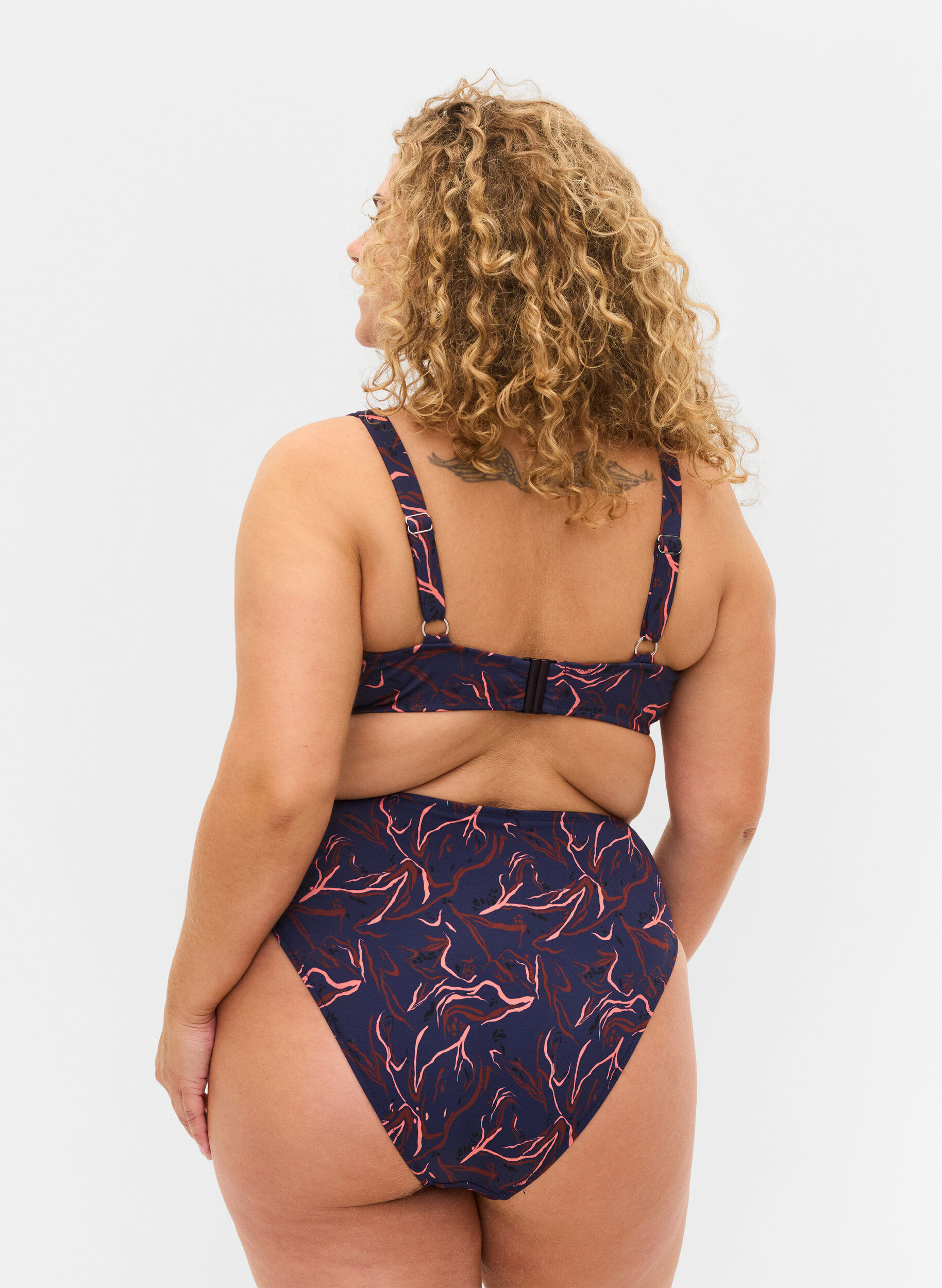 Zizzi Bikinibroekje met hoge taille en hoog uitgesneden pijpjes, Zwart, Model image number 1