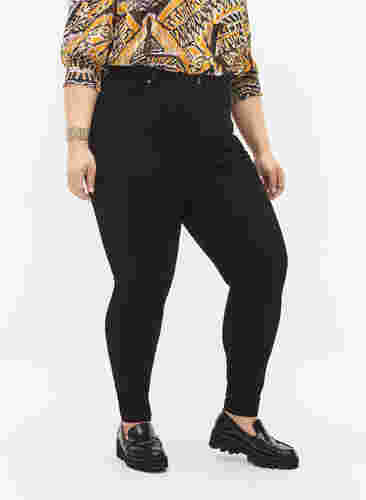 Extra hoog getailleerde Bea jeans met super slanke pasvorm, Black, Model image number 2