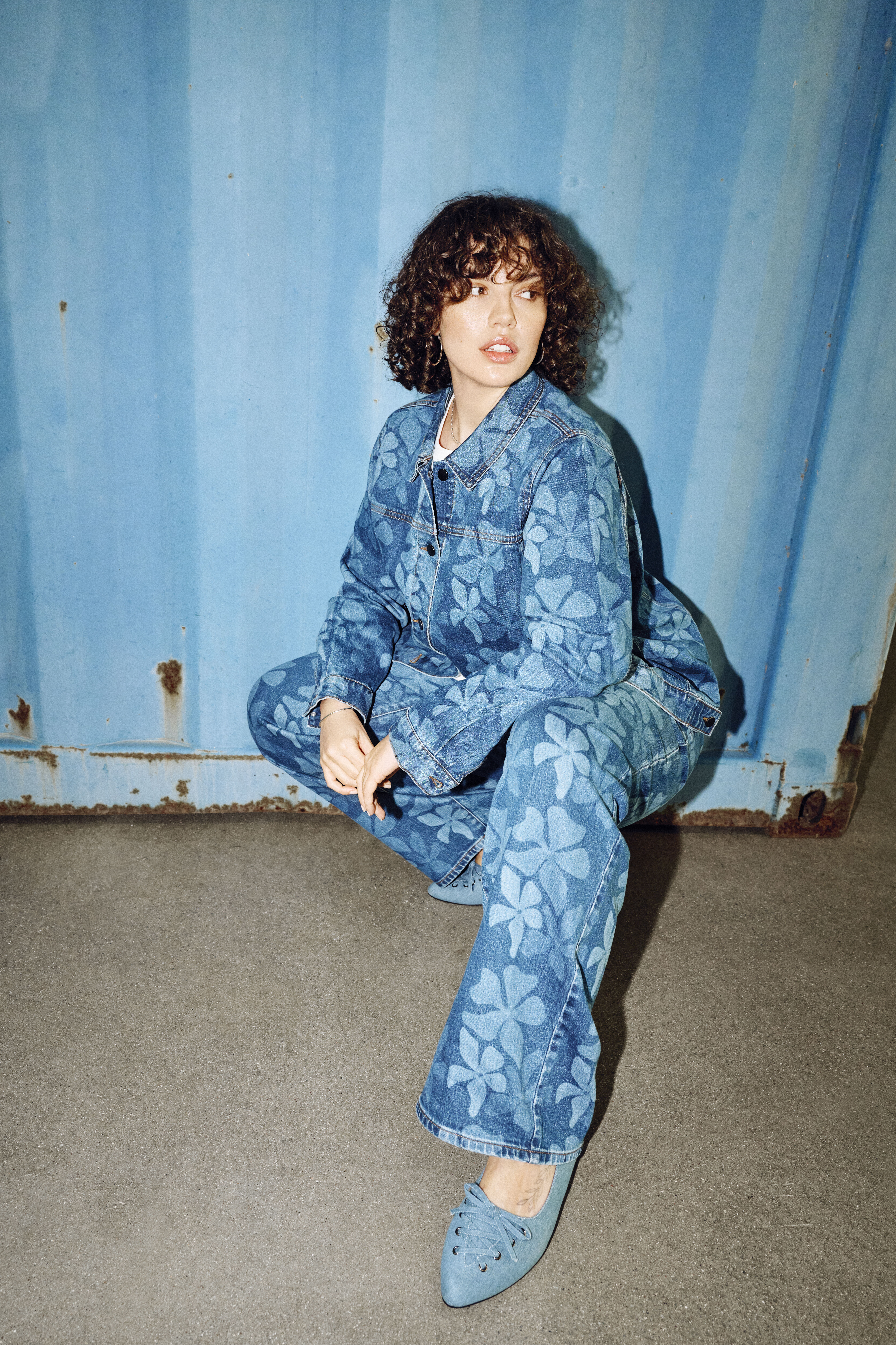 Zizzi Denimjas met bloemenpatroon, , Model