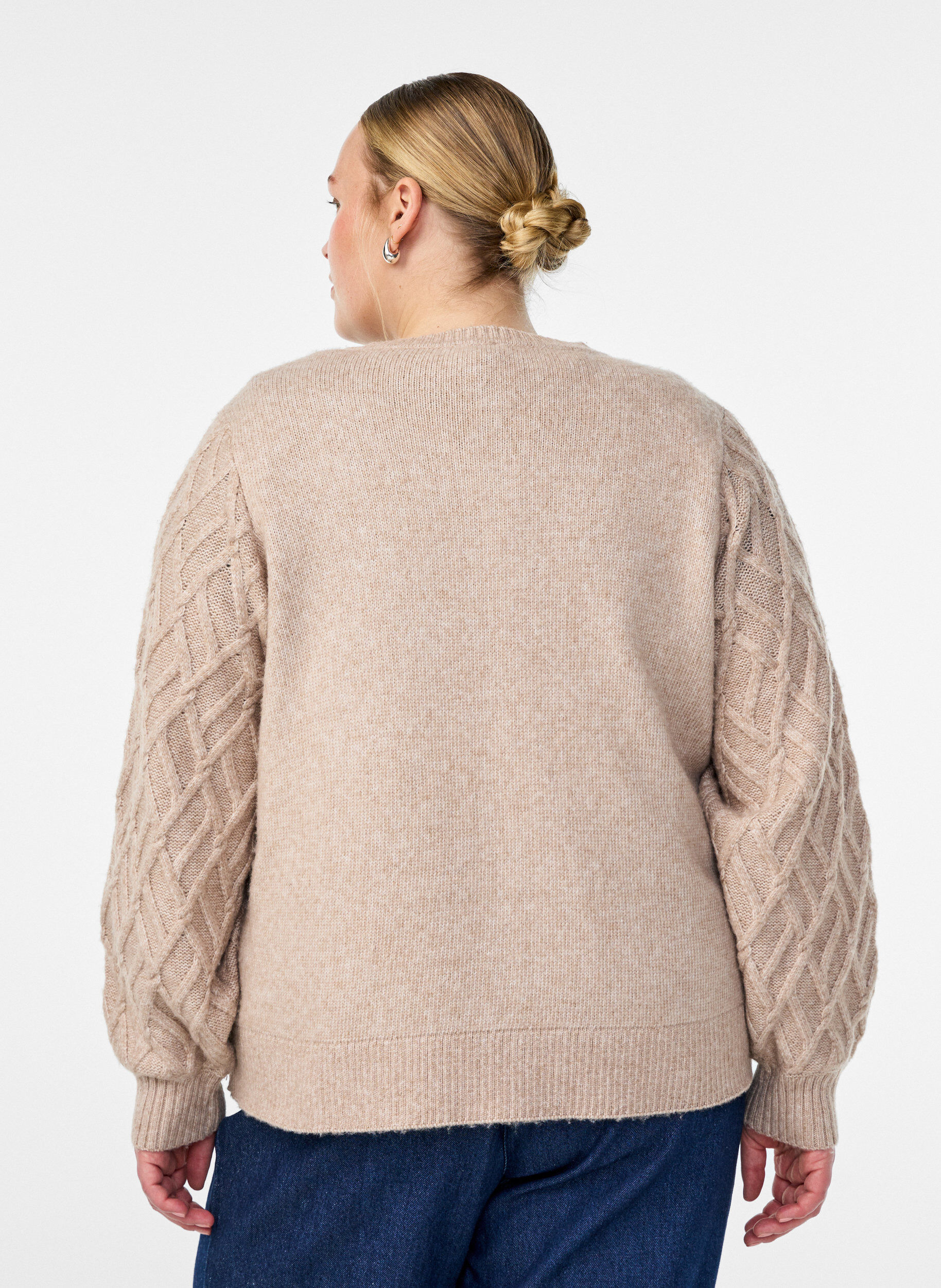 Zizzi Kabelgebreid vest met parelknopen, Beige, Model image number 2