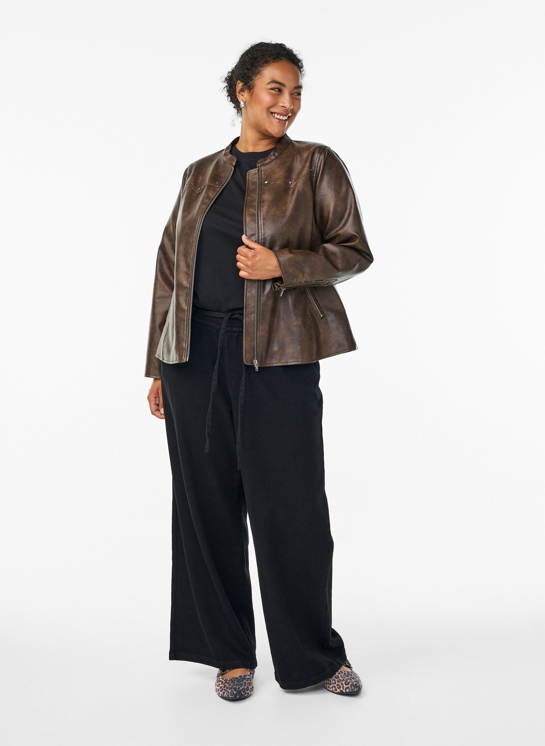 Zizzi Imitatieleer jack met studs en zakken, Bruin, Model image number 1