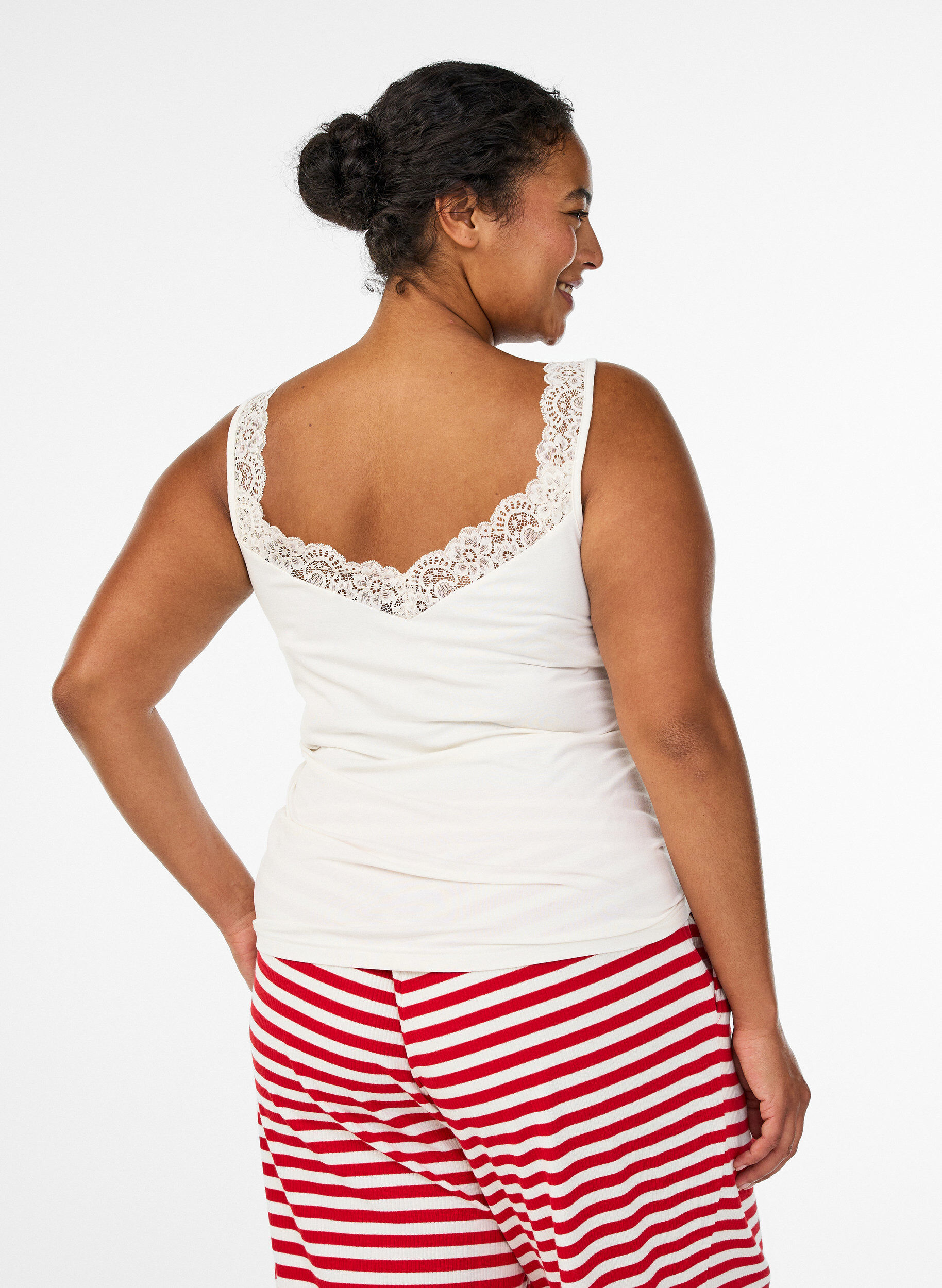 Zizzi Viscose top met kanten rand, Vanille, Model image number 2