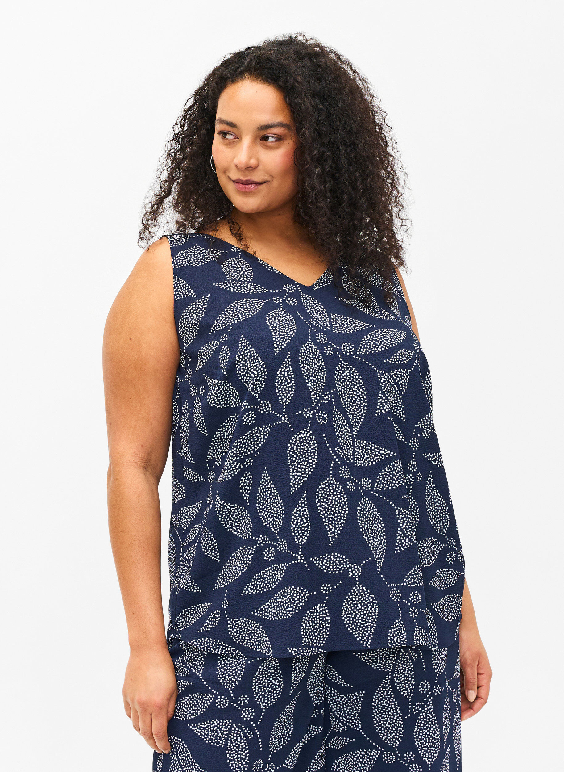 Zizzi Bedrukte top met v-hals, Navy B. w. Dot Leaf, Model image number 0
