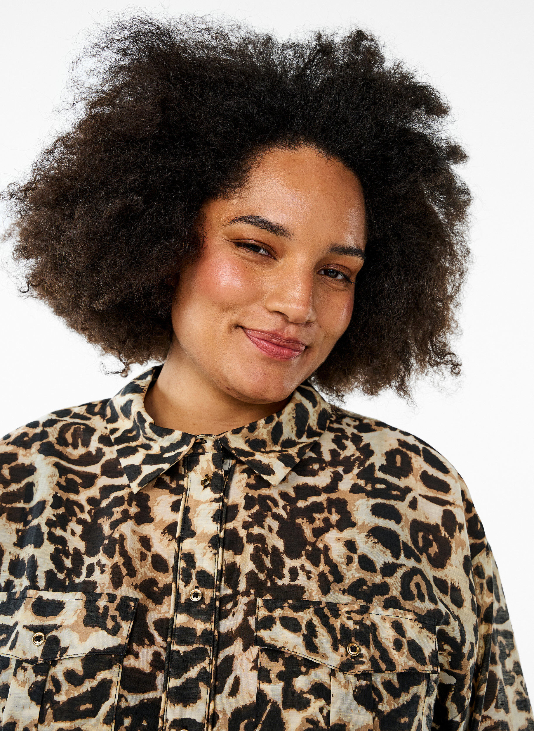 Zizzi Los shirt met dierenprint en borstzakken, Bruin, Model image number 3