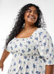 Gebloemde viscose midi-jurk met smock, Wit, Model image number 2