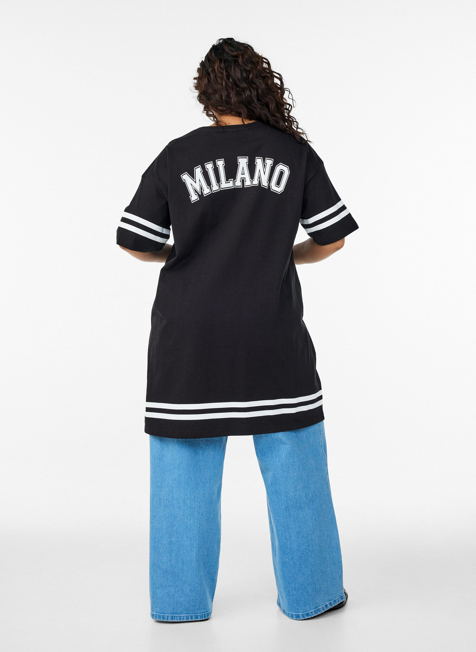 Zizzi Kort T-shirtjurkje met sportieve details, Zwart, Model image number 2