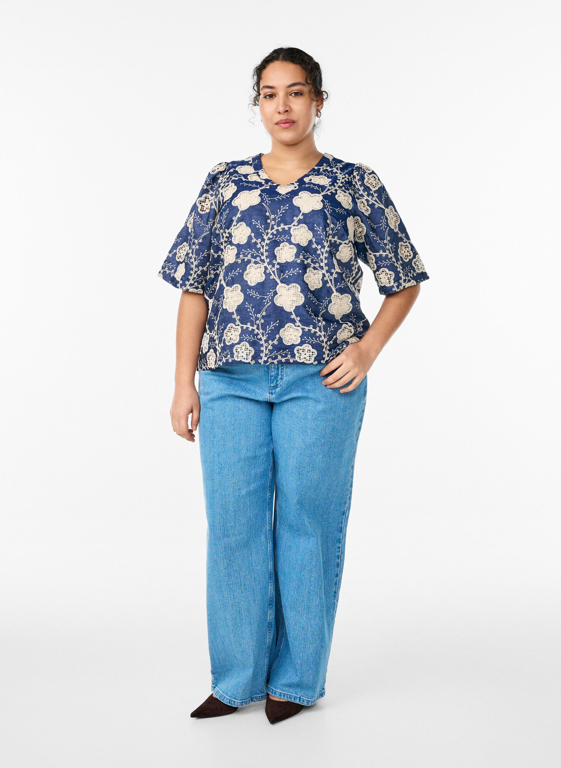 Zizzi Blouse met V-hals en geborduurd patroon, Blauw, Model image number 1