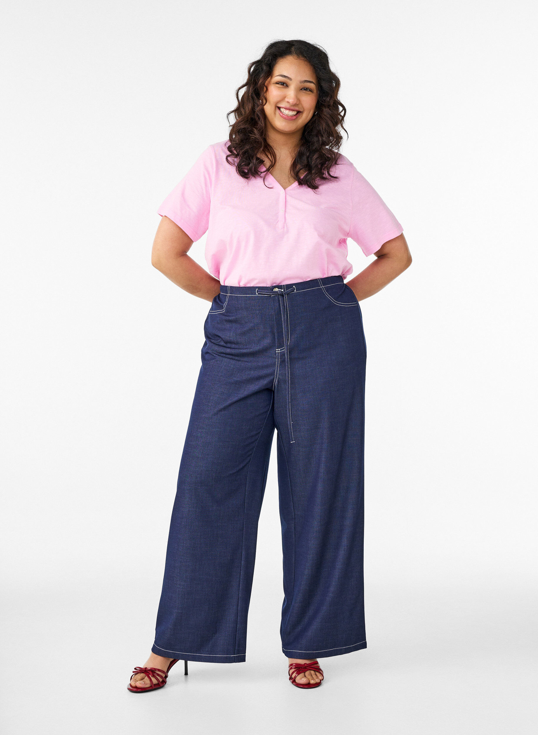 Zizzi T-shirt met knoopdetail, Roze, Model image number 1