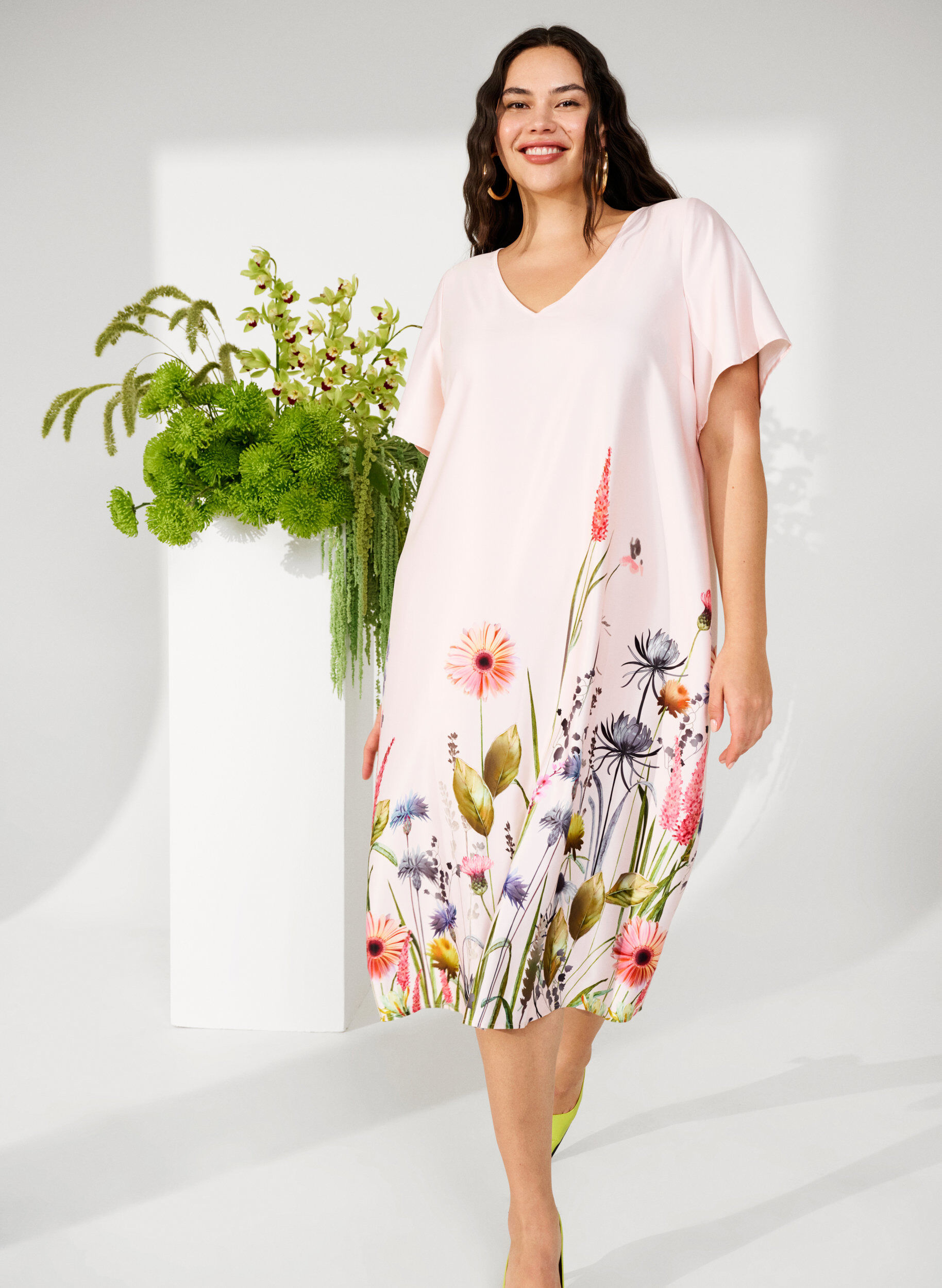 Zizzi 	 Taille jurk met bloemenprint en korte mouwen, White Sand, Image image number 0