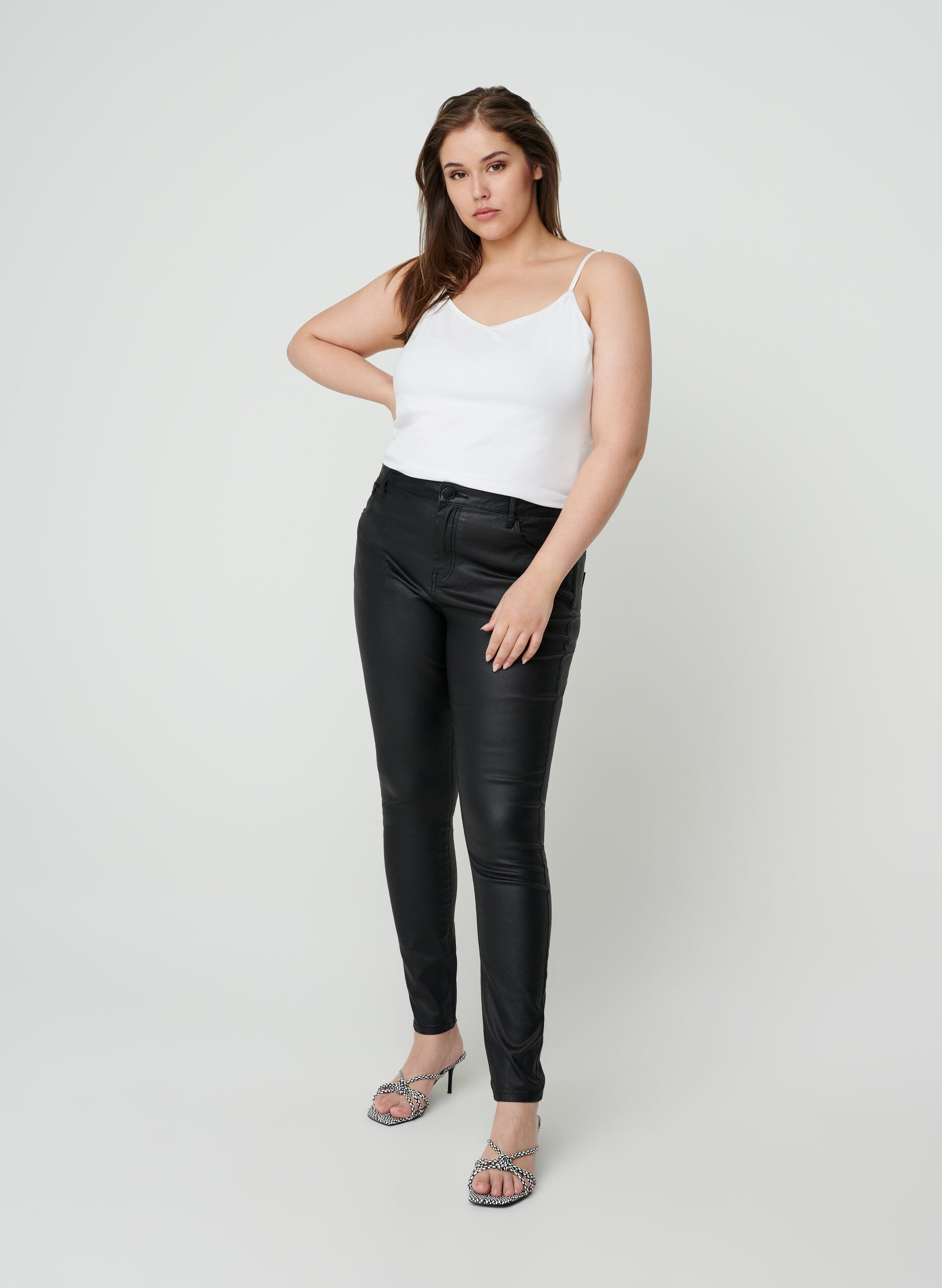 Zizzi Coated Amy jeans, Black coated, Model image number 4