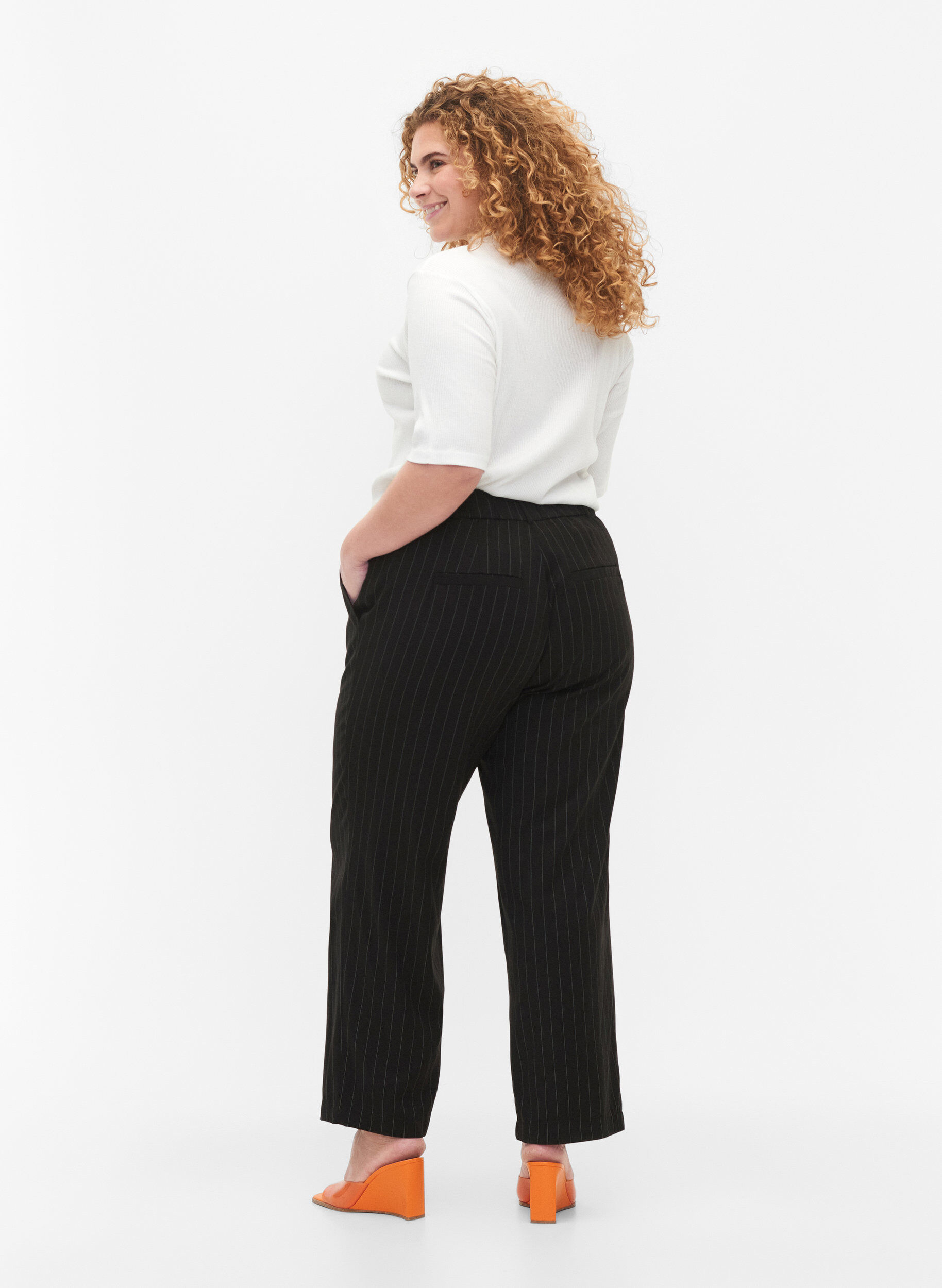 Zizzi Broek met dunne strepen, Black W. Pinstripe, Model image number 1