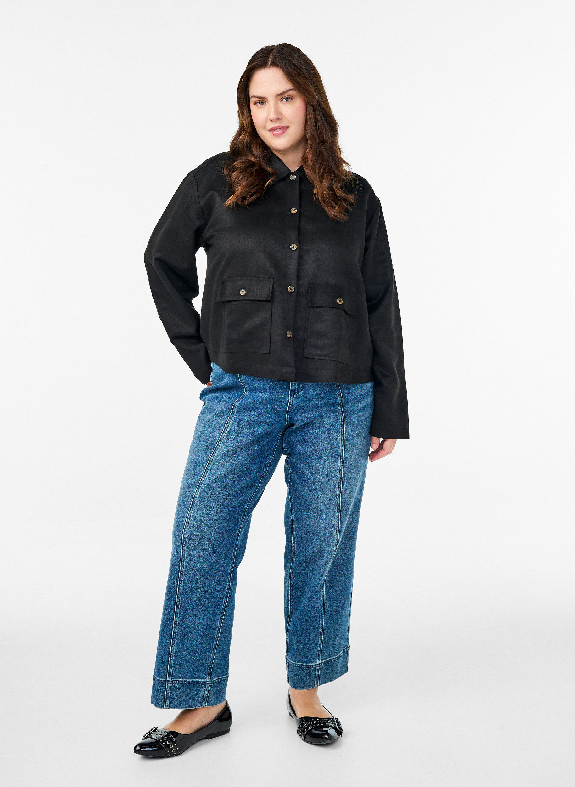 Zizzi Korte jas van imitatiesu&egrave;de met zakken, Zwart, Model image number 1