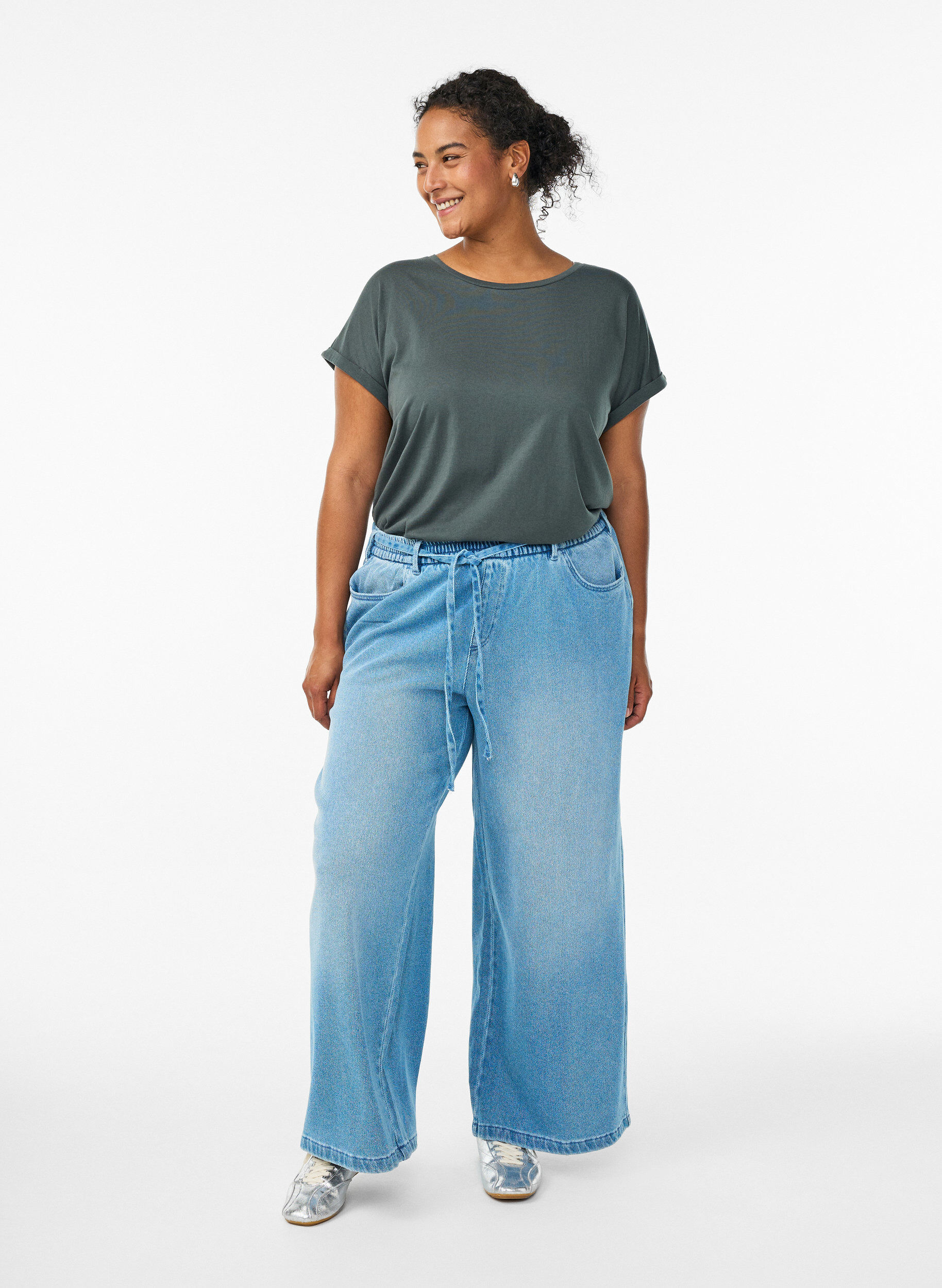 Zizzi T-shirt met korte mouwen in een katoenmix, Groen, Model image number 1