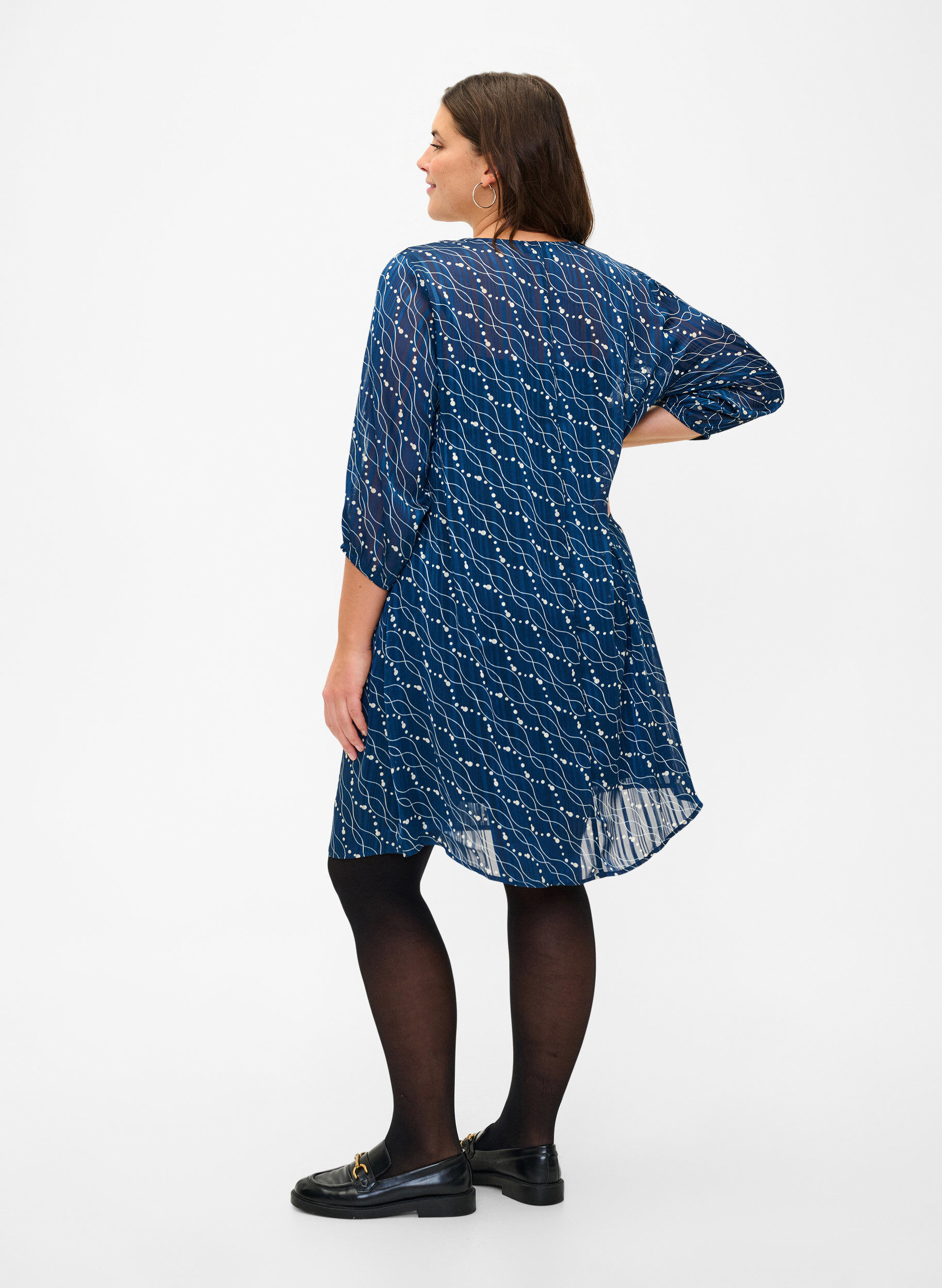 Zizzi Bedrukte jurk met V-hals en 3/4 mouwen, Dress Bl. Swirl AOP, Model image number 1