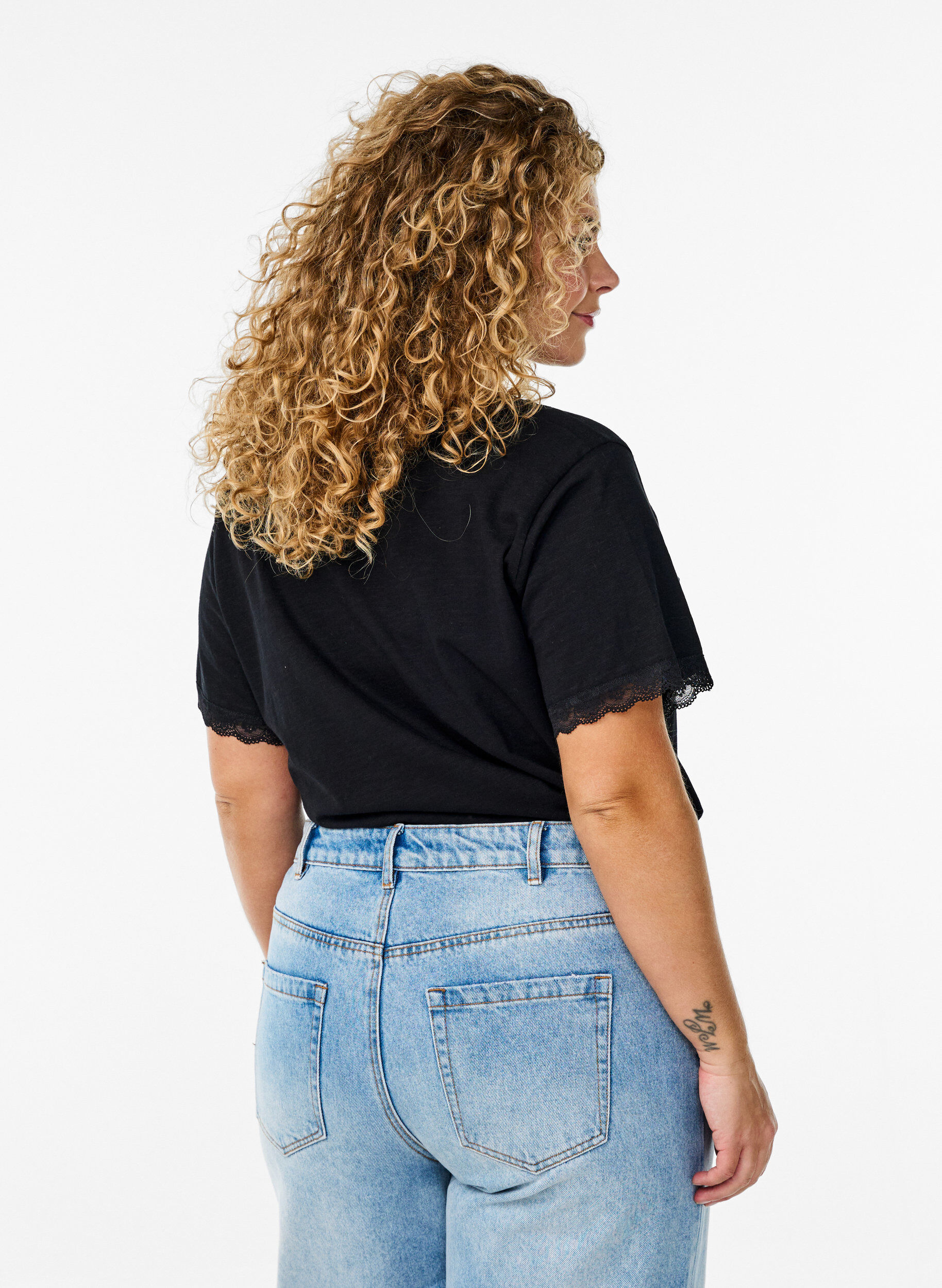 Zizzi T-shirt met kanten rand, Zwart, Model image number 2