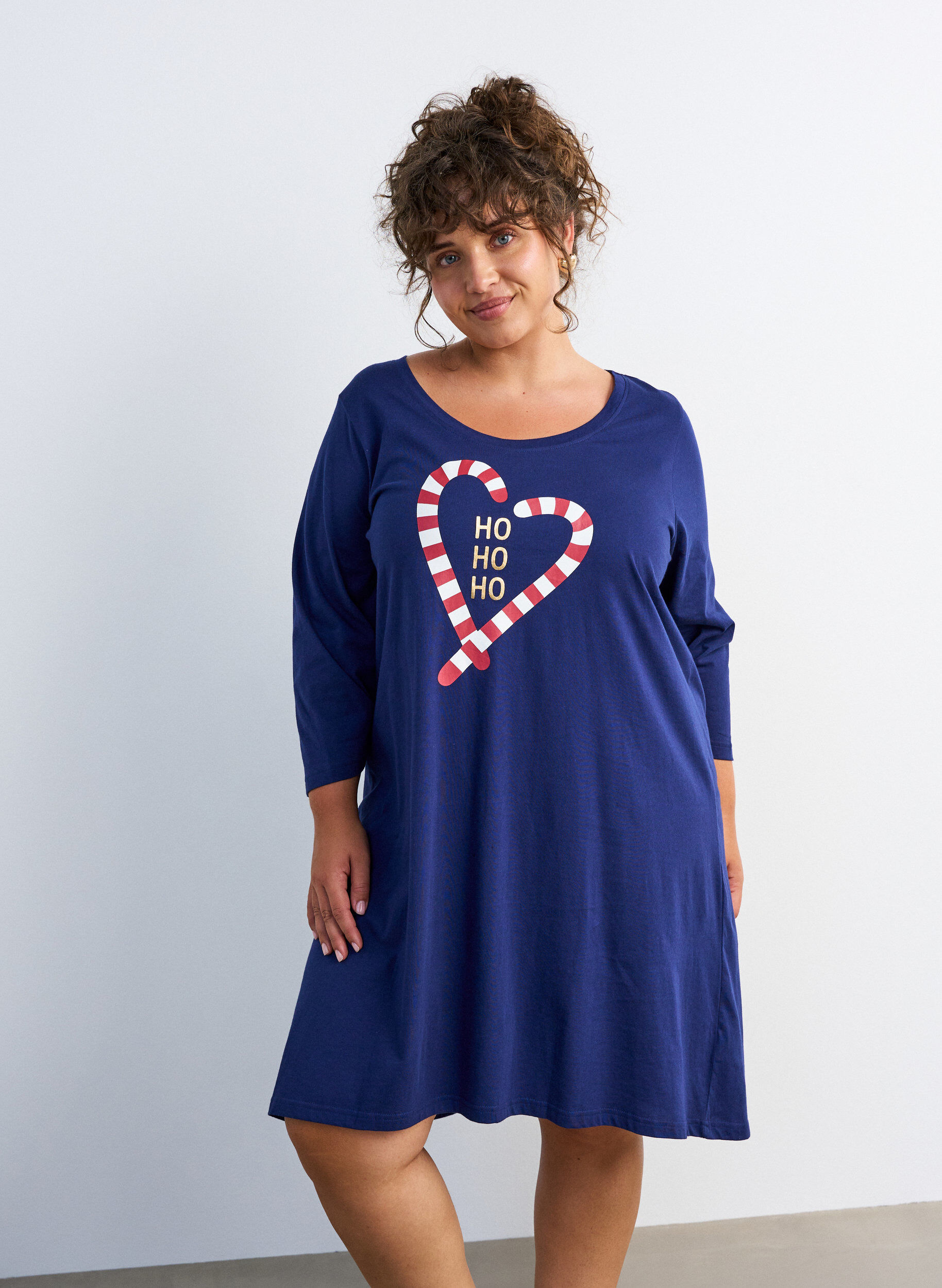 Nachthemd in biologisch katoen met kerstmotief, Blauw, Model