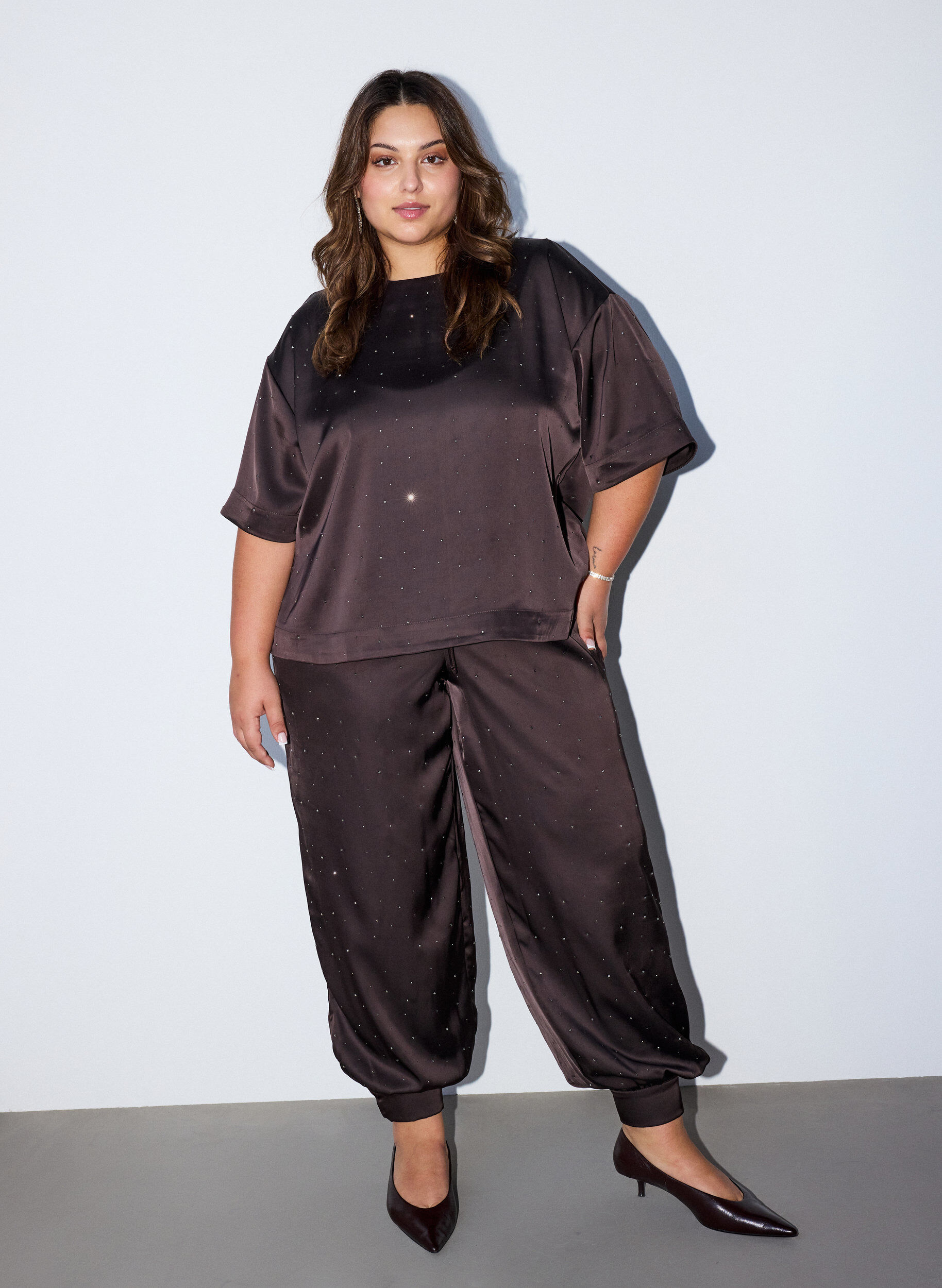 ZizziSatijnen blouse met strass en elleboogmouwen, Bruin, Model image number 1