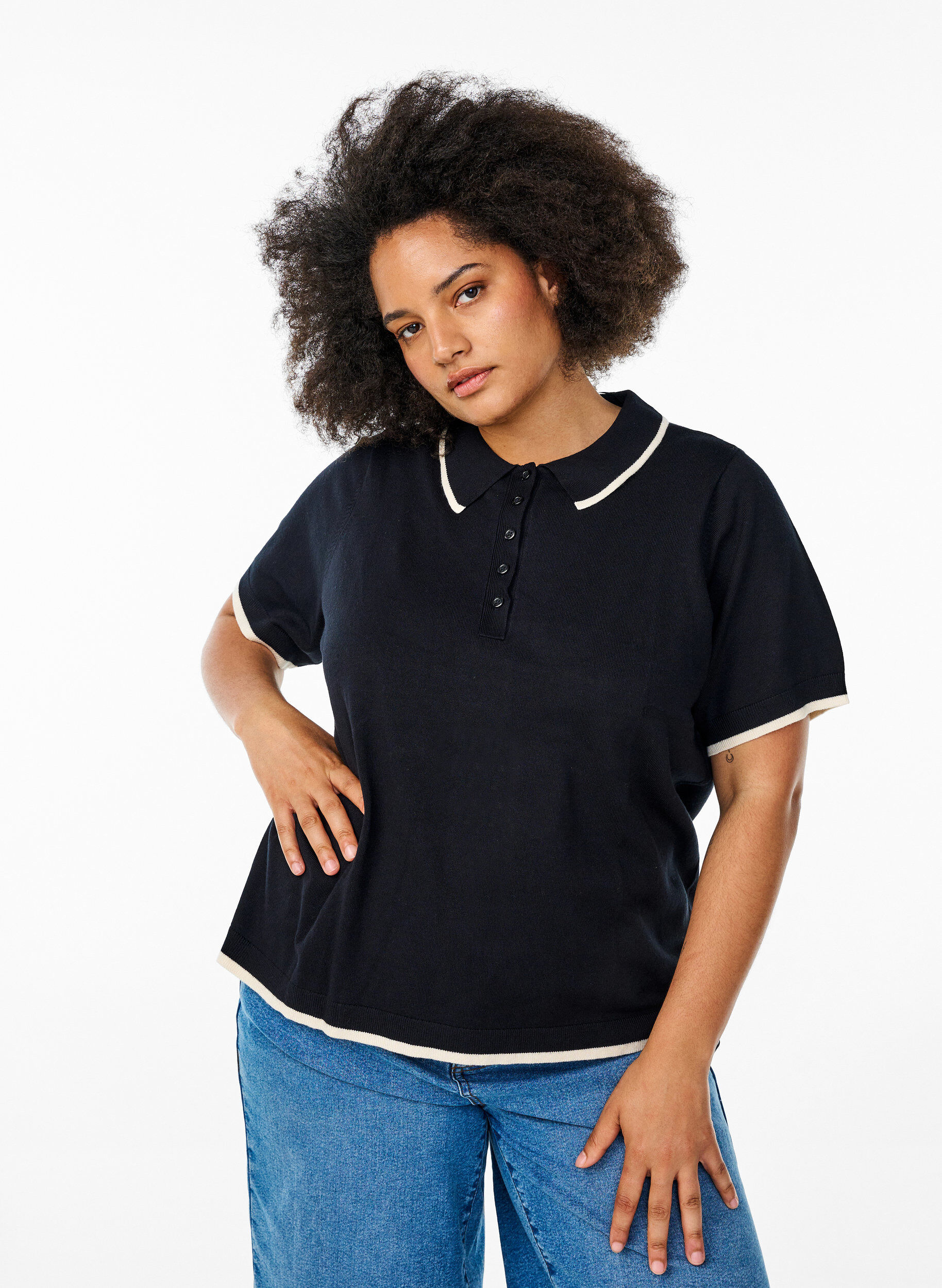 Fijngebreid poloshirt met contrasterende afwerking, Zwart, Model