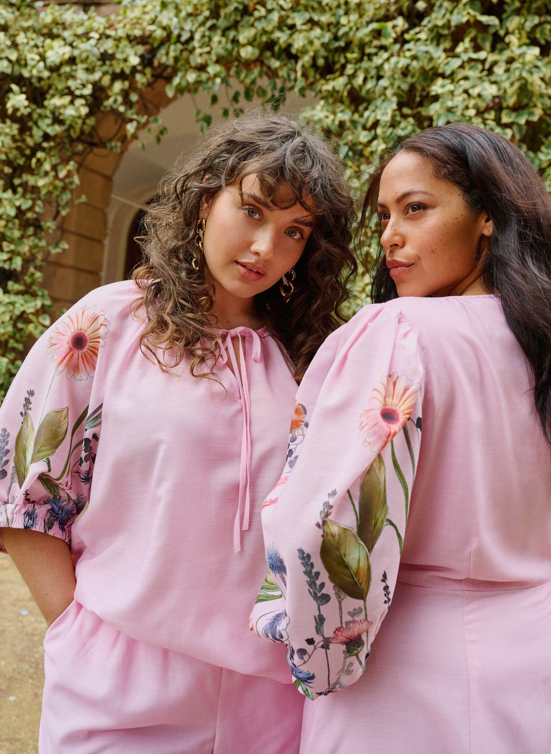 Zizzi Blouse met bloemenprint mouwen en strikdetail, Roze, Image image number 0