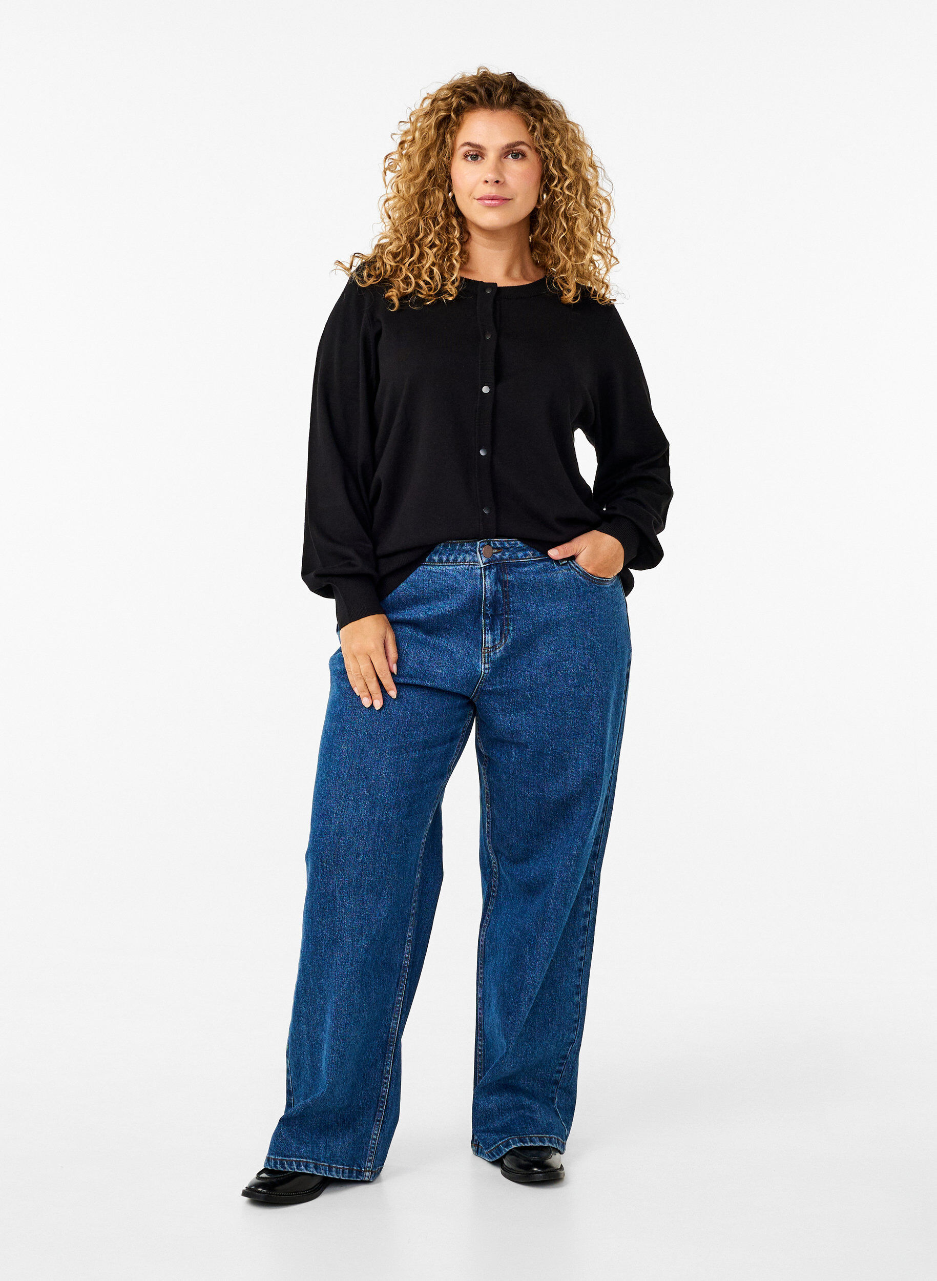 Zizzi Gebreid vest met ronde hals en knopen, Zwart, Model image number 1