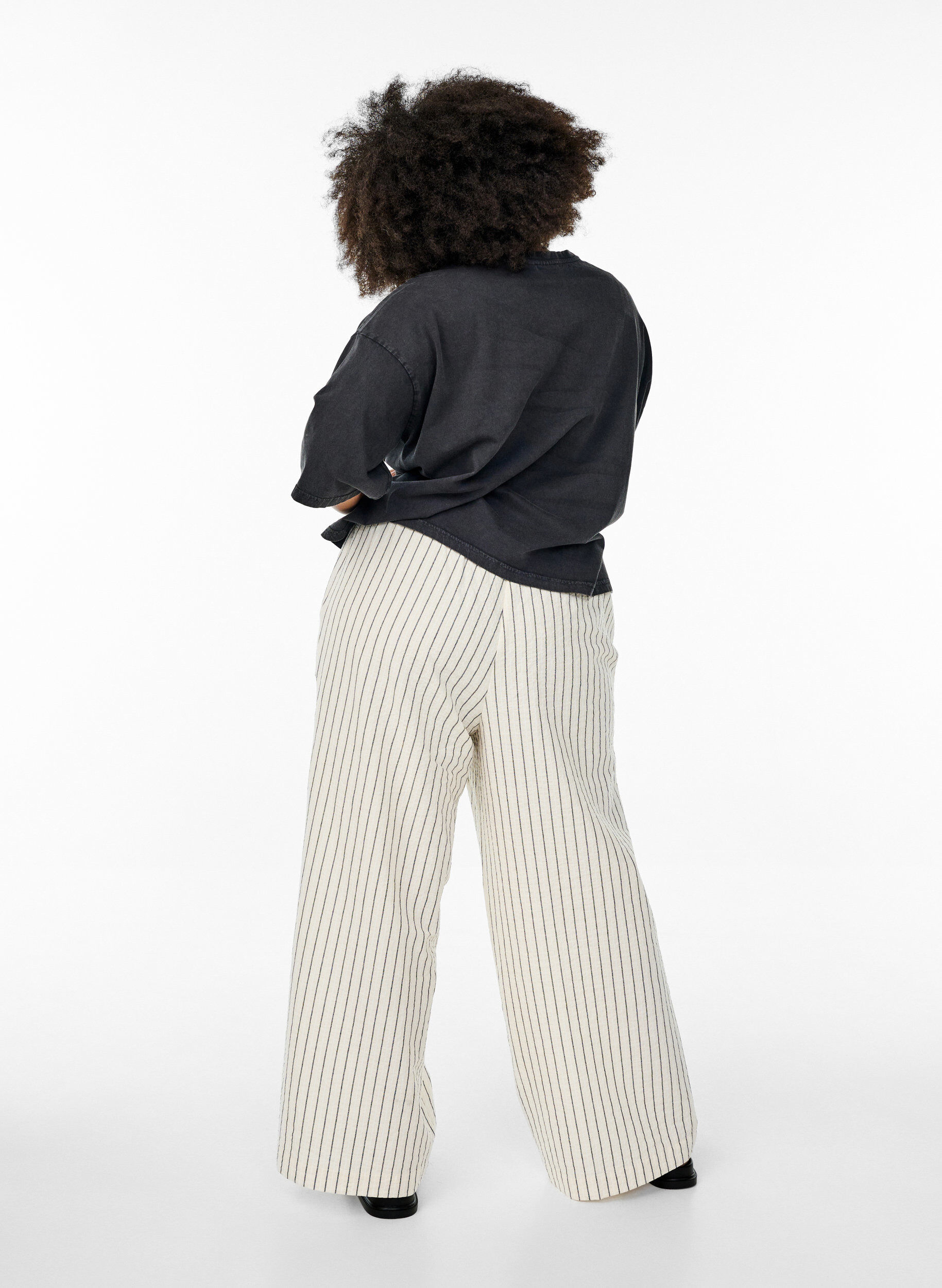 Zizzi Losse broek met hoge taille en zakken, Vanille, Model image number 1