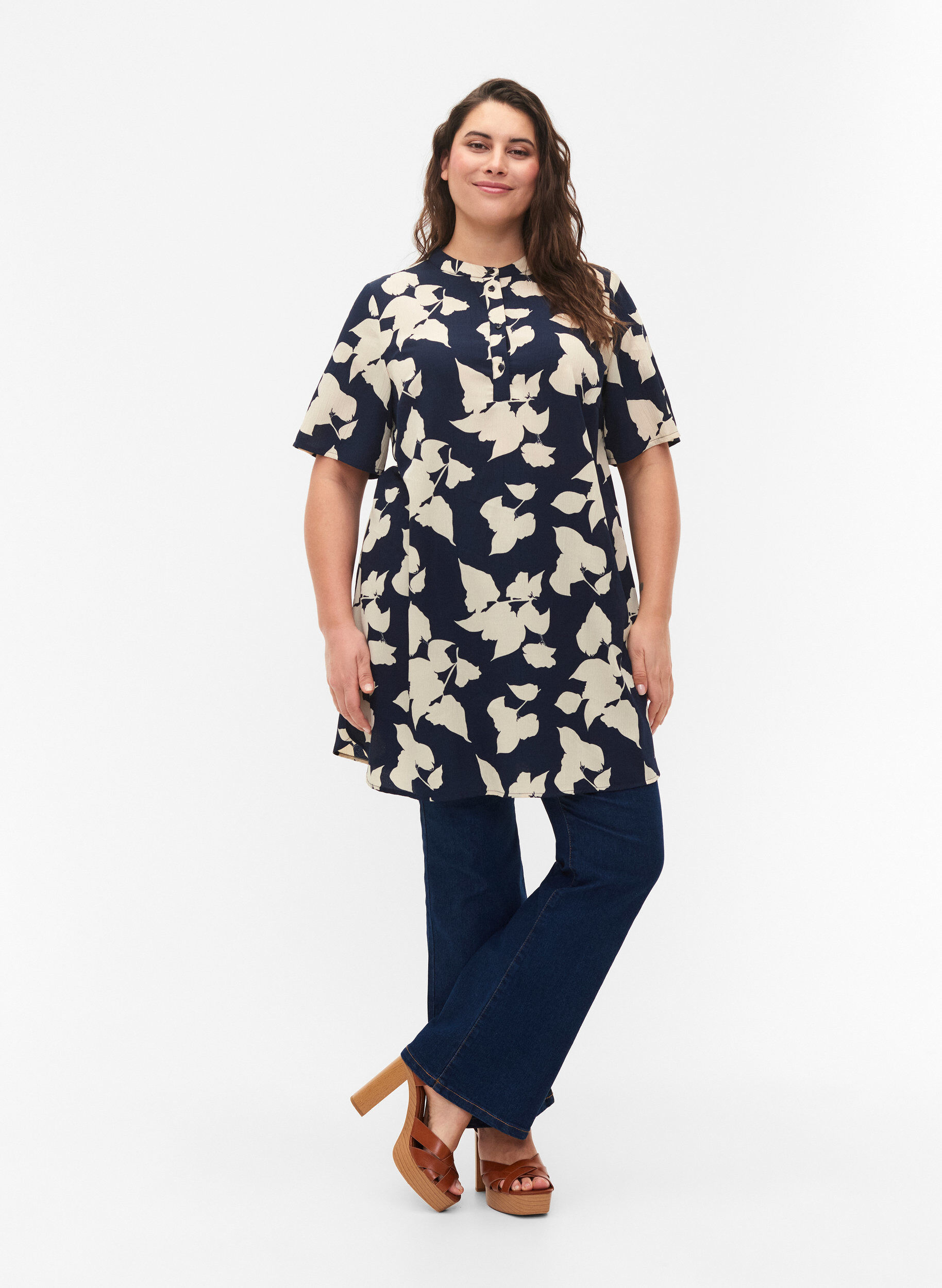 Zizzi FLASH - Bloemen tuniek met korte mouwen, Blue White Flower, Model image number 2