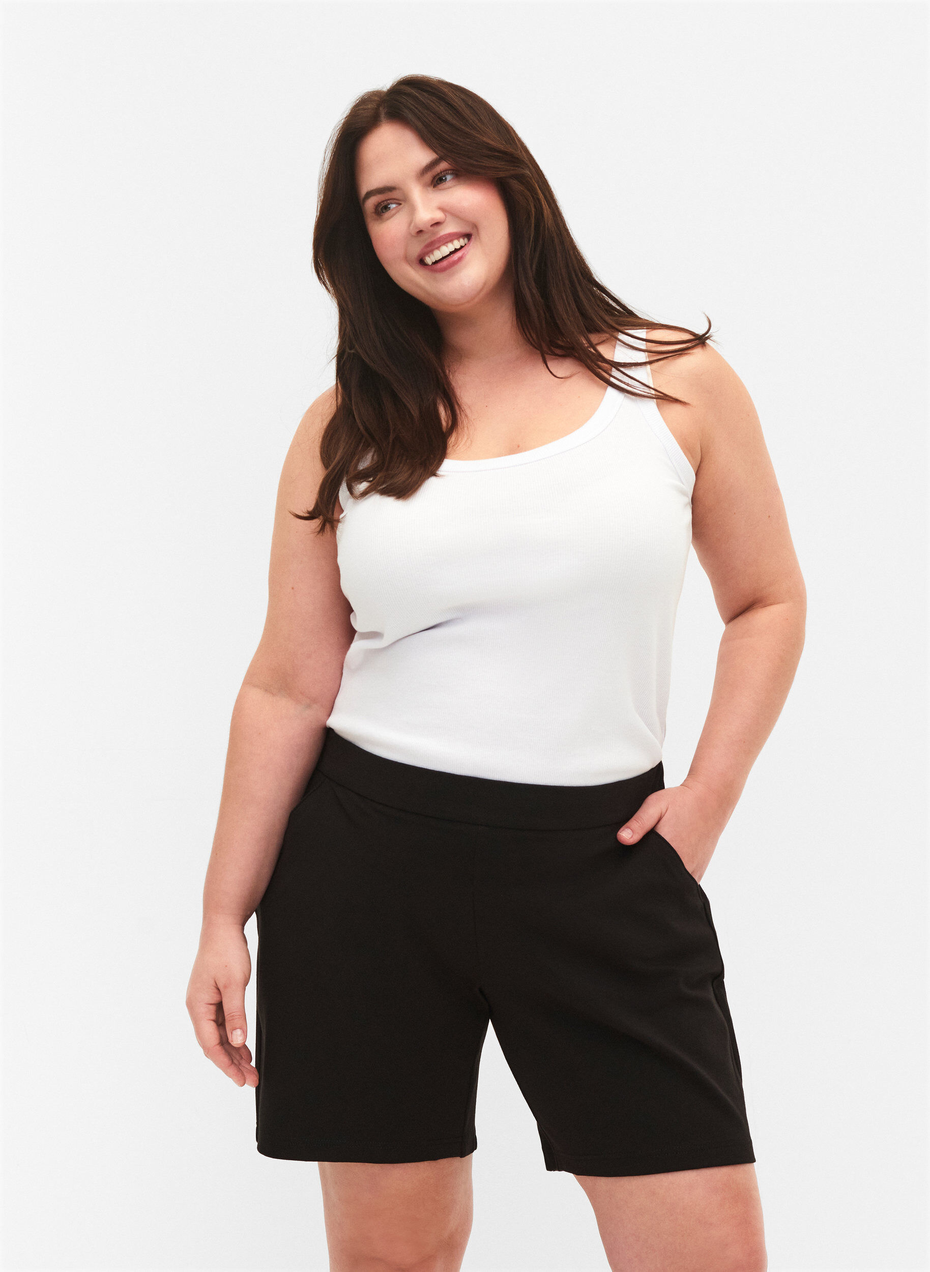 Zizzi Maddison korte broek met normale pasvorm, Black, Model image number 0