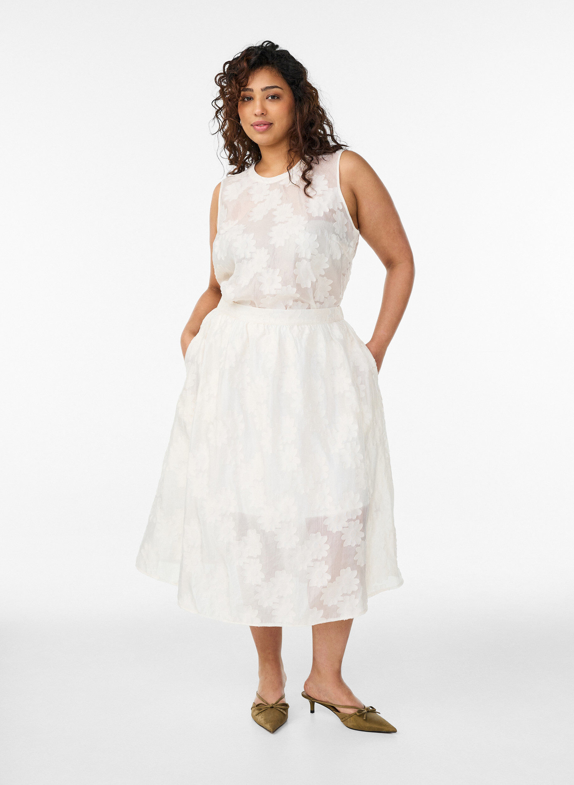 Zizzi Mouwloze top in jacquard met een bloemenstructuur, Vanille, Model image number 1