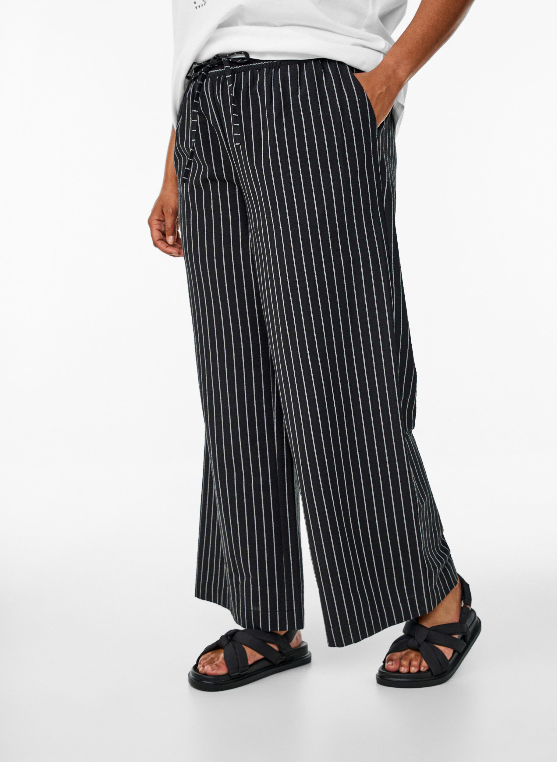 Zizzi Losse broek met hoge taille en zakken, Zwart, Model image number 3