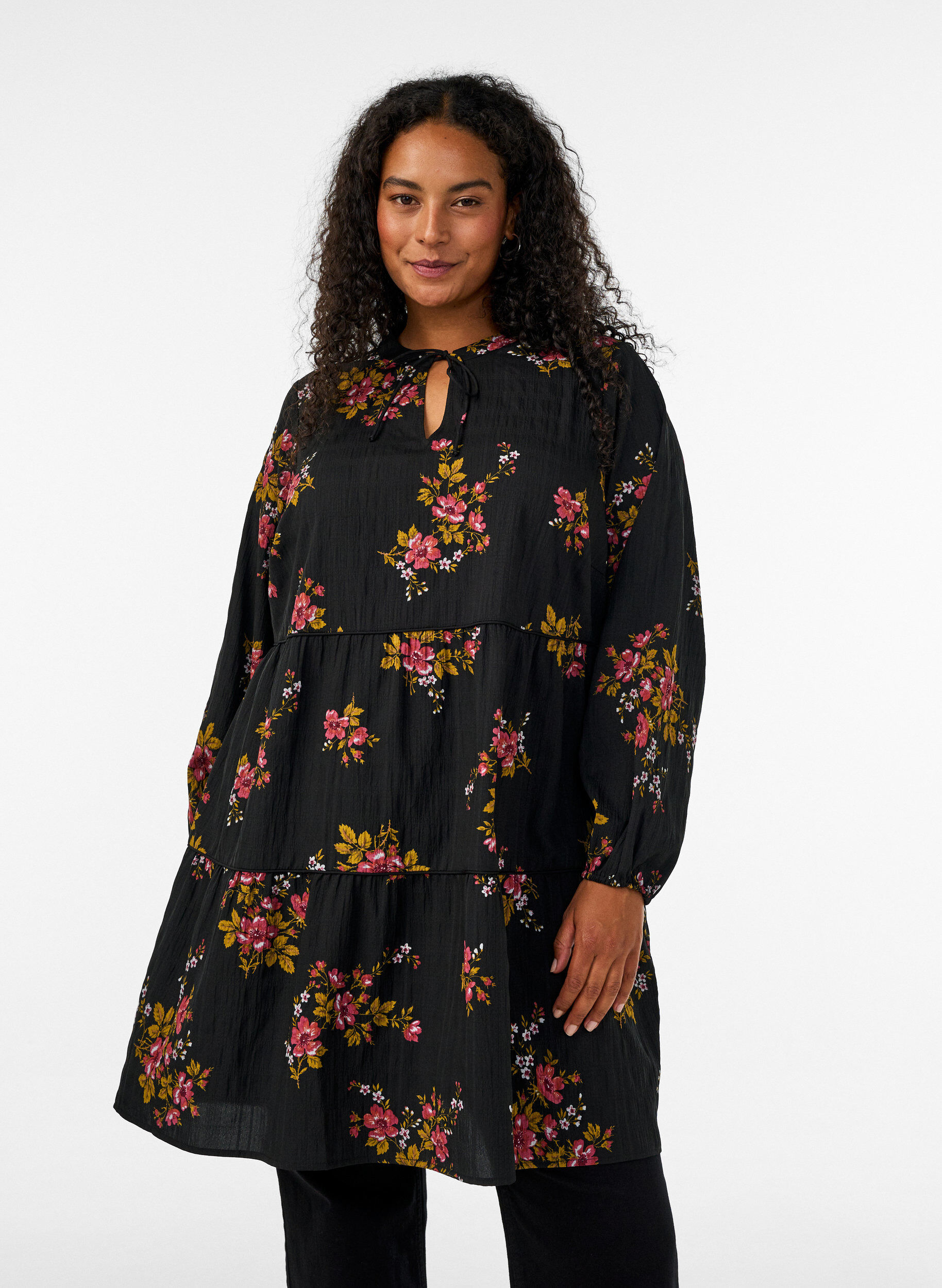ZizziJurk met bloemenprint en striksluiting, Zwart, Model image number 0