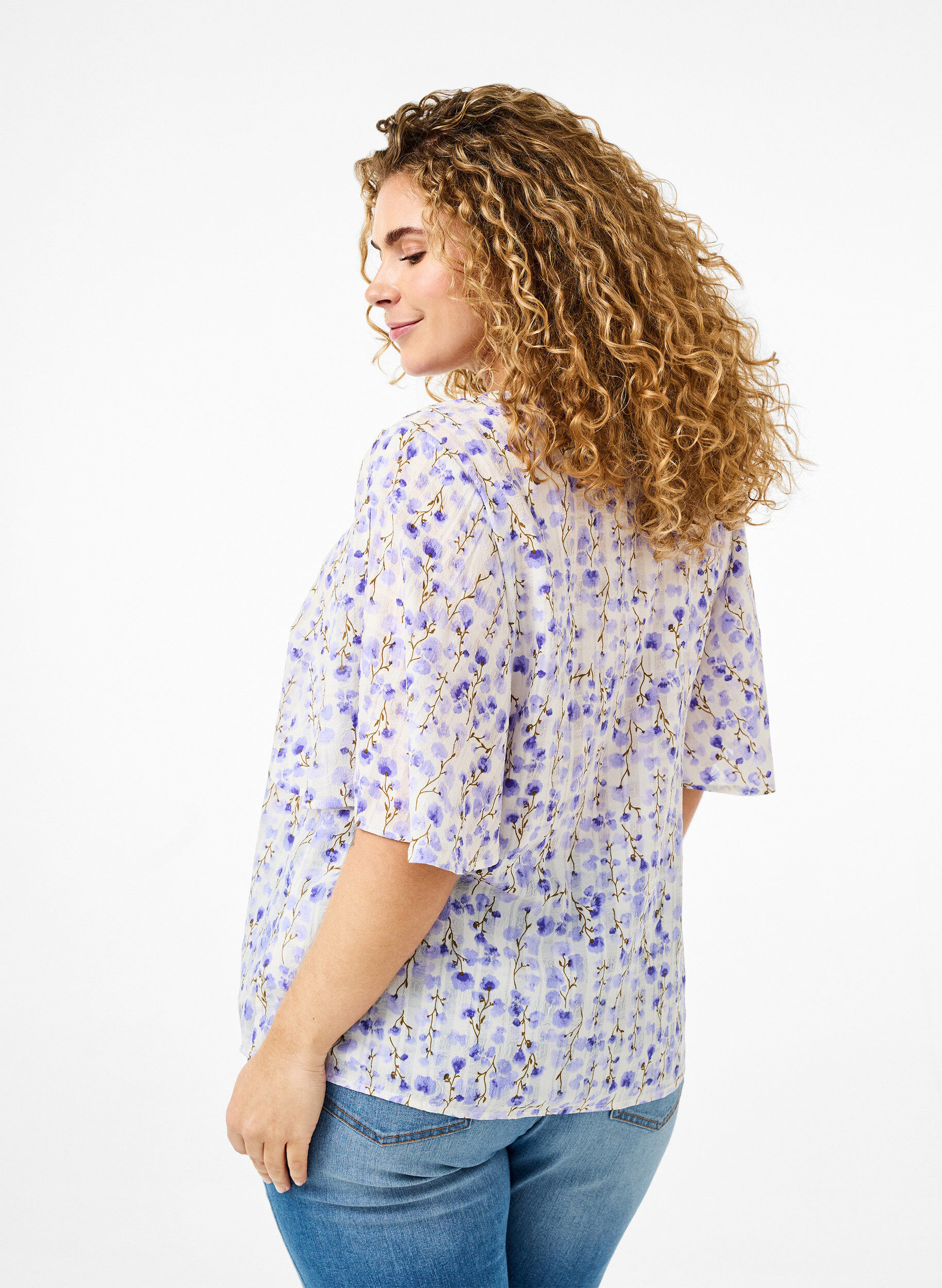 Zizzi Blouse met V-hals, korte mouwen en bloemenprint, Wit, Model image number 2