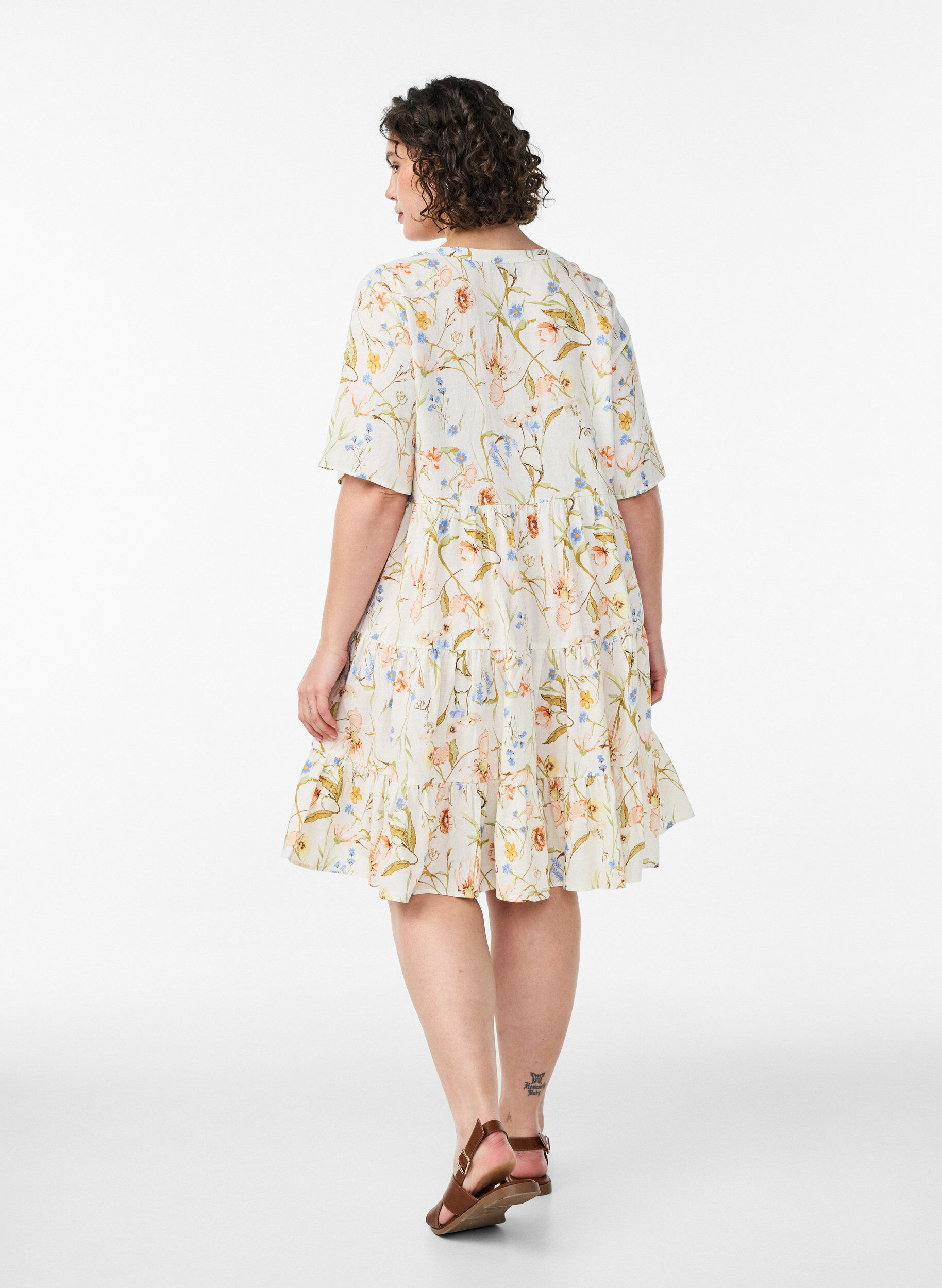 Zizzi Knielange A-lijn jurk in linnen en viscose, Vanille, Model image number 2