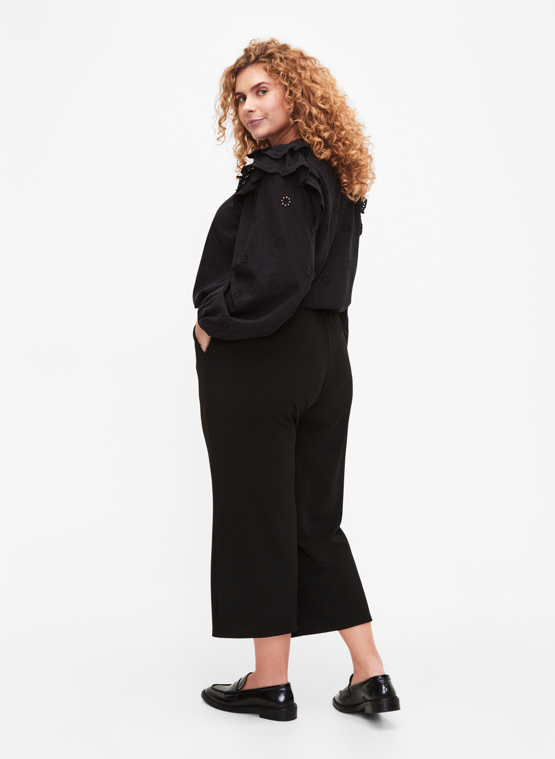 Zizzi Losse broek met 7/8 lengte, Zwart, Model image number 1