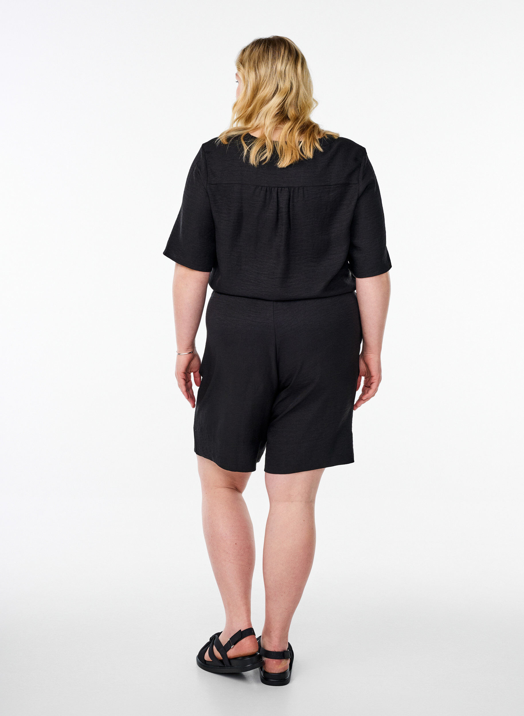 Zizzi Korte broek met zakken en hoge taille, Zwart, Model image number 2