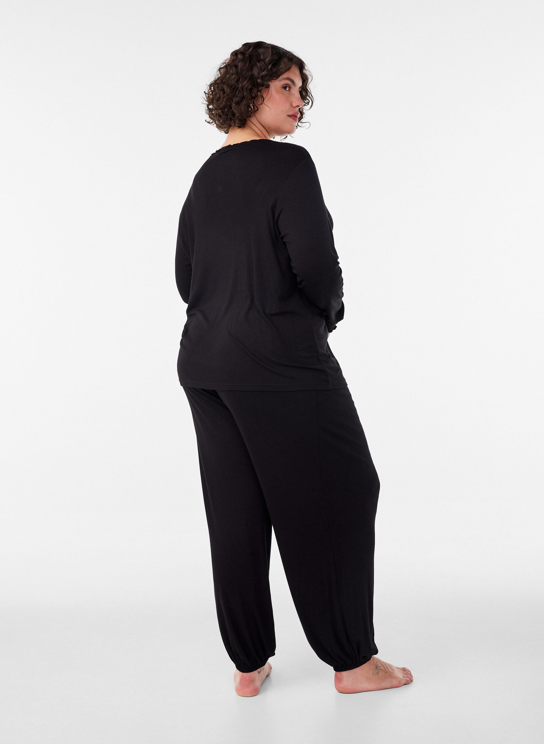 ZizziLosse pyjamabroek in viscose met een elastische taille, Zwart, Model image number 1