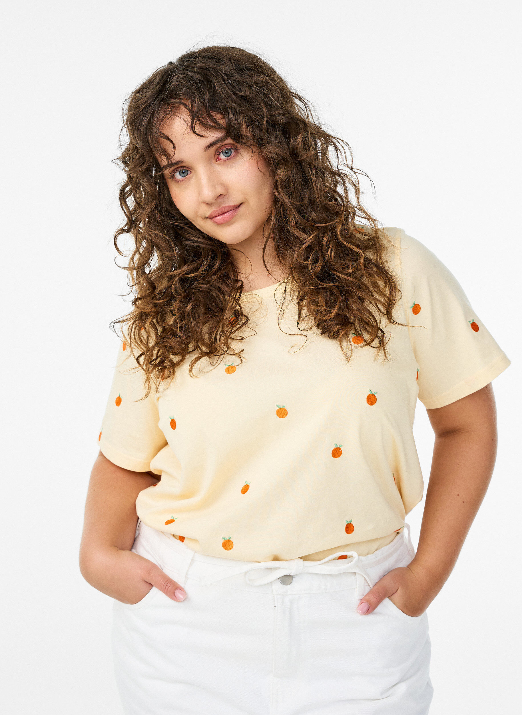 Zizzi T-shirt in biologisch katoen met geborduurde motieven, Geel, Model image number 0