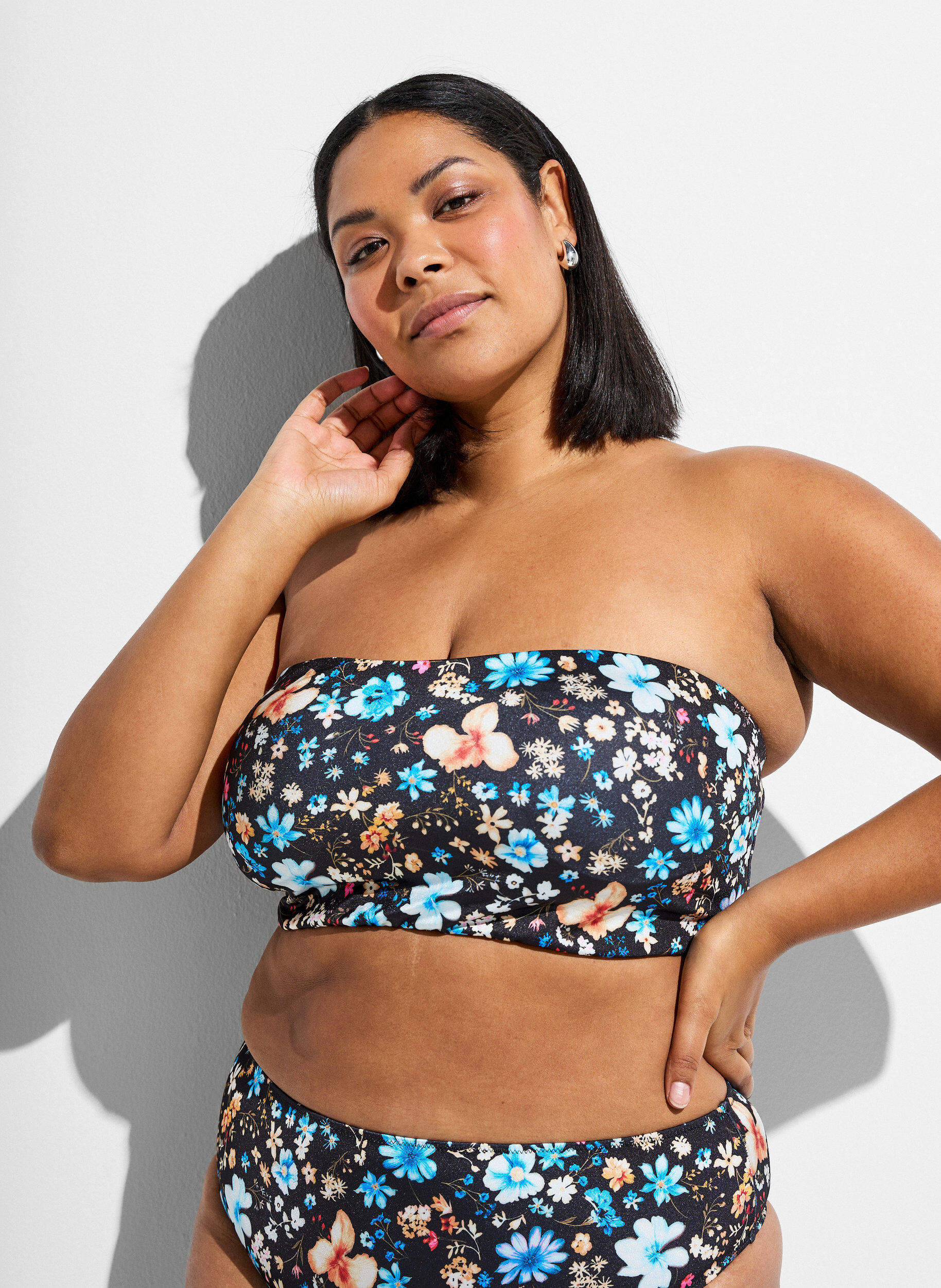 Zizzi Bloemen bandeau bikinitop, Blauw, Model image number 0