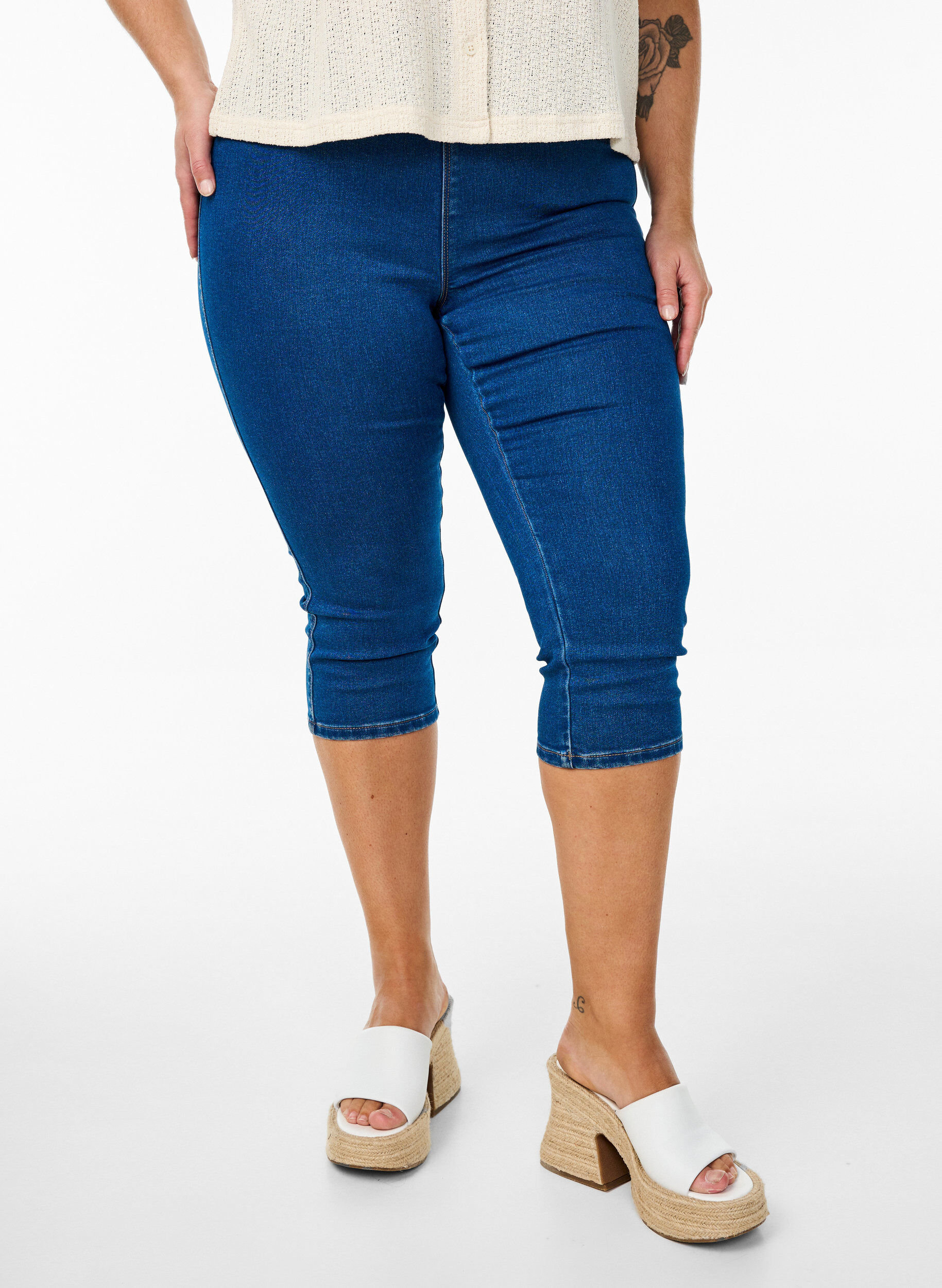Zizzi Denim capribroek met elastische tailleband, Blauw, Model image number 3