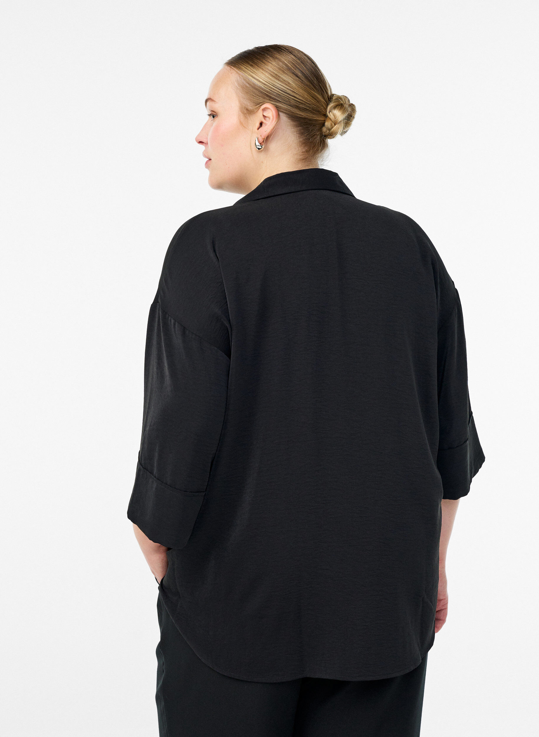 Zizzi Losse shirt met een V-hals en 3/4 mouwen, Zwart, Model image number 2
