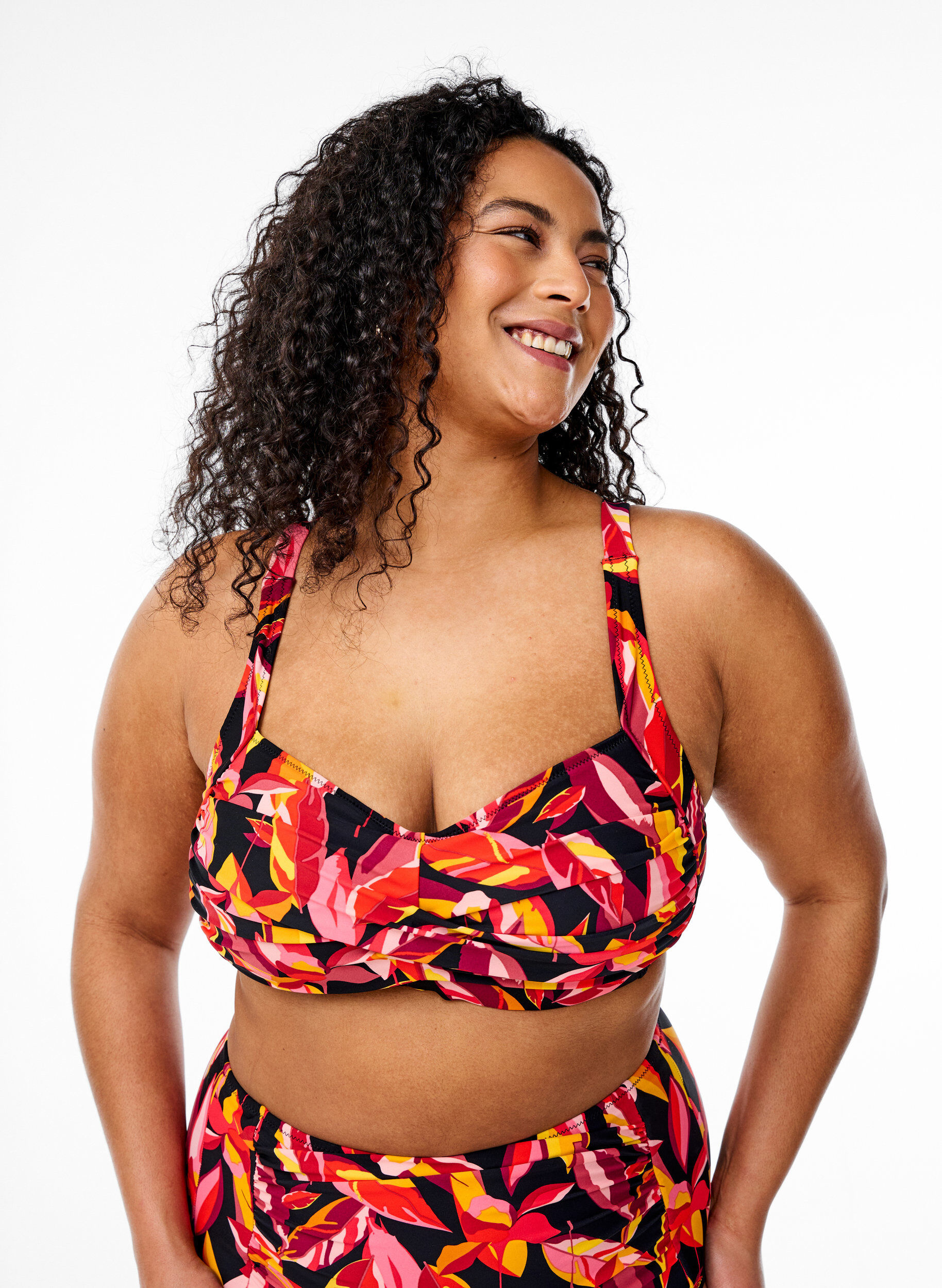 Gewatteerde bikinitop met print, Rood, Model