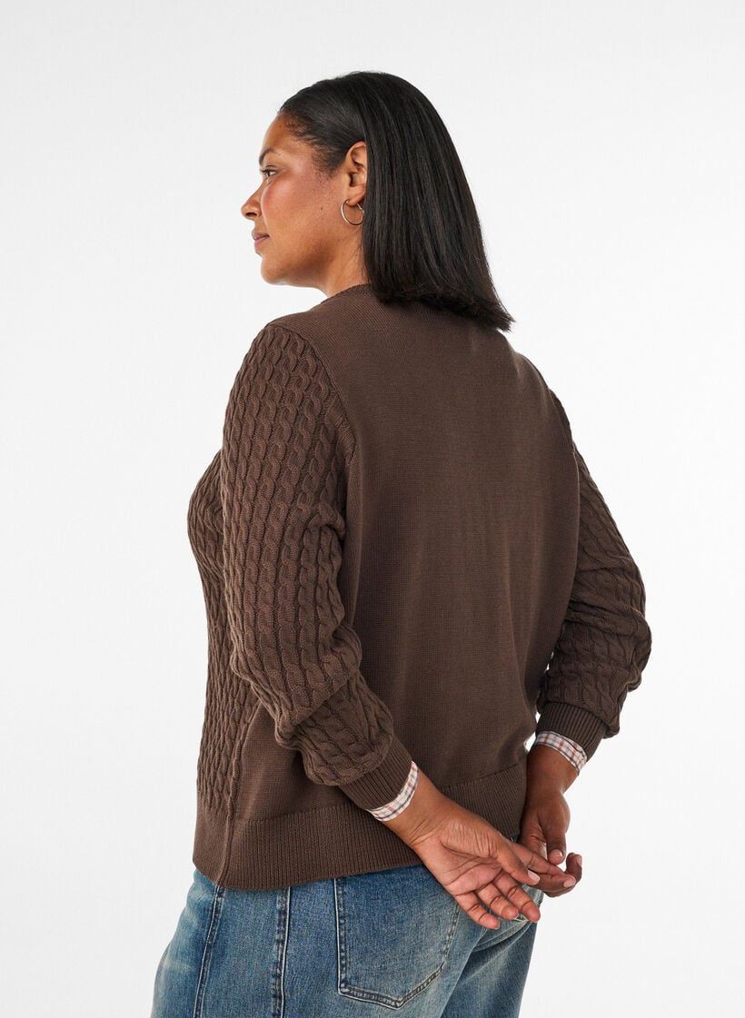 Kabelgebreid vest met gouden knopen, Bruin, Model image number 2