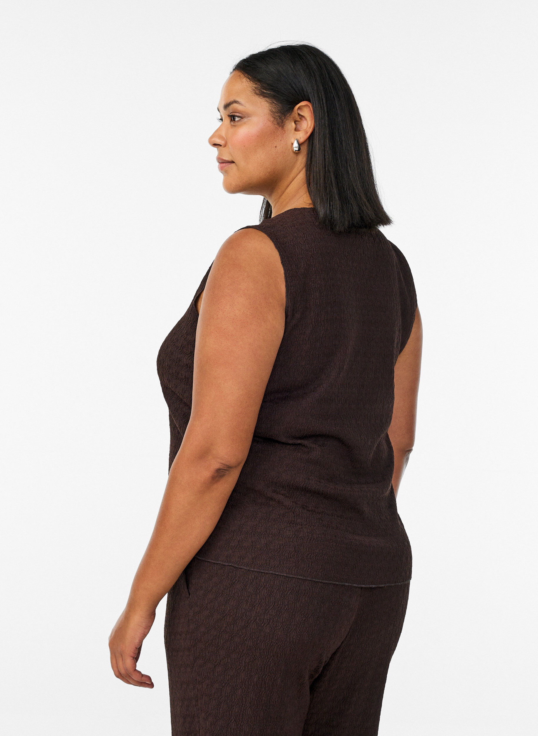 Zizzi Mouwloos top met een golvende textuur en knoopsluiting, Bruin, Model image number 2