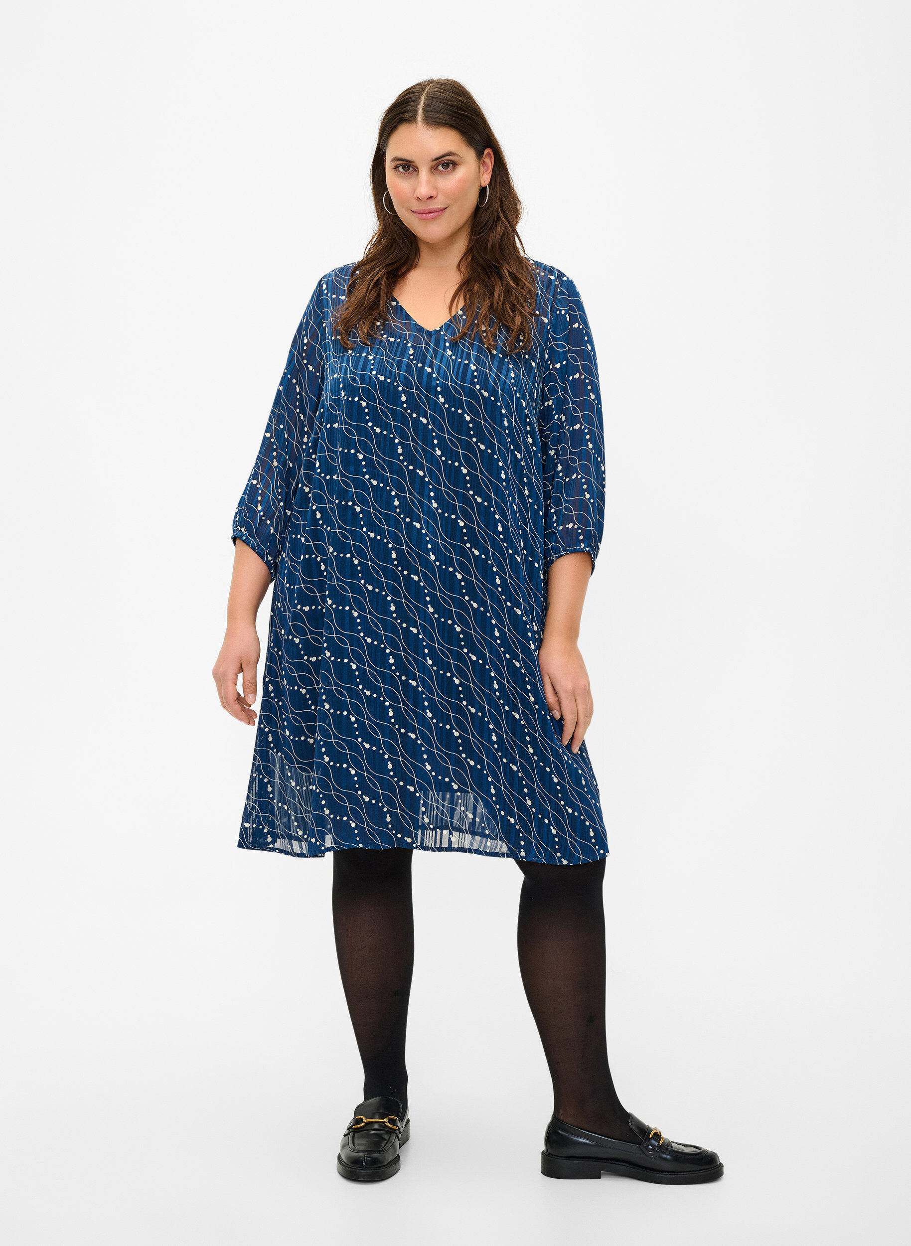 Zizzi Bedrukte jurk met V-hals en 3/4 mouwen, Dress Bl. Swirl AOP, Model image number 2