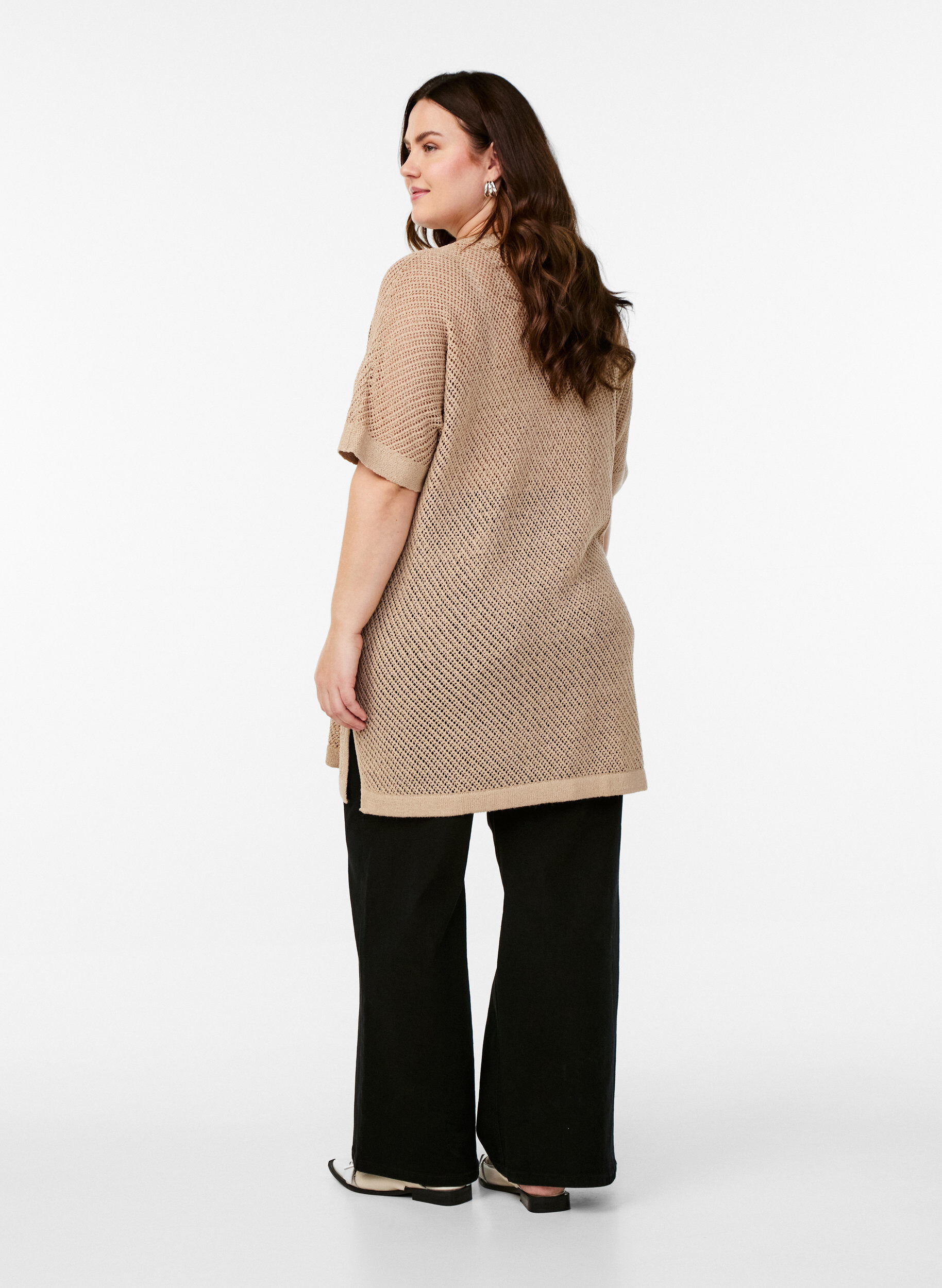 Zizzi FLASH - Gebreide blouse met korte mouwen en V-hals, Beige, Model image number 2