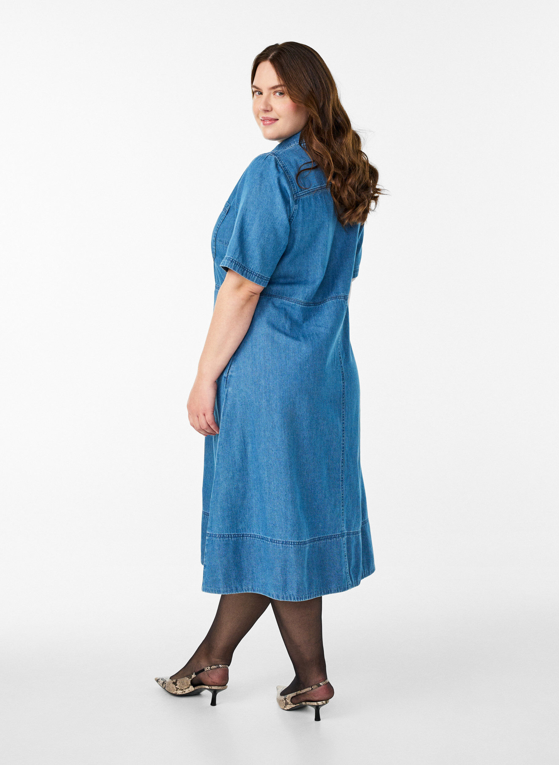 Zizzi Overhemdjurk van denim met korte mouwen, Blauw, Model image number 2