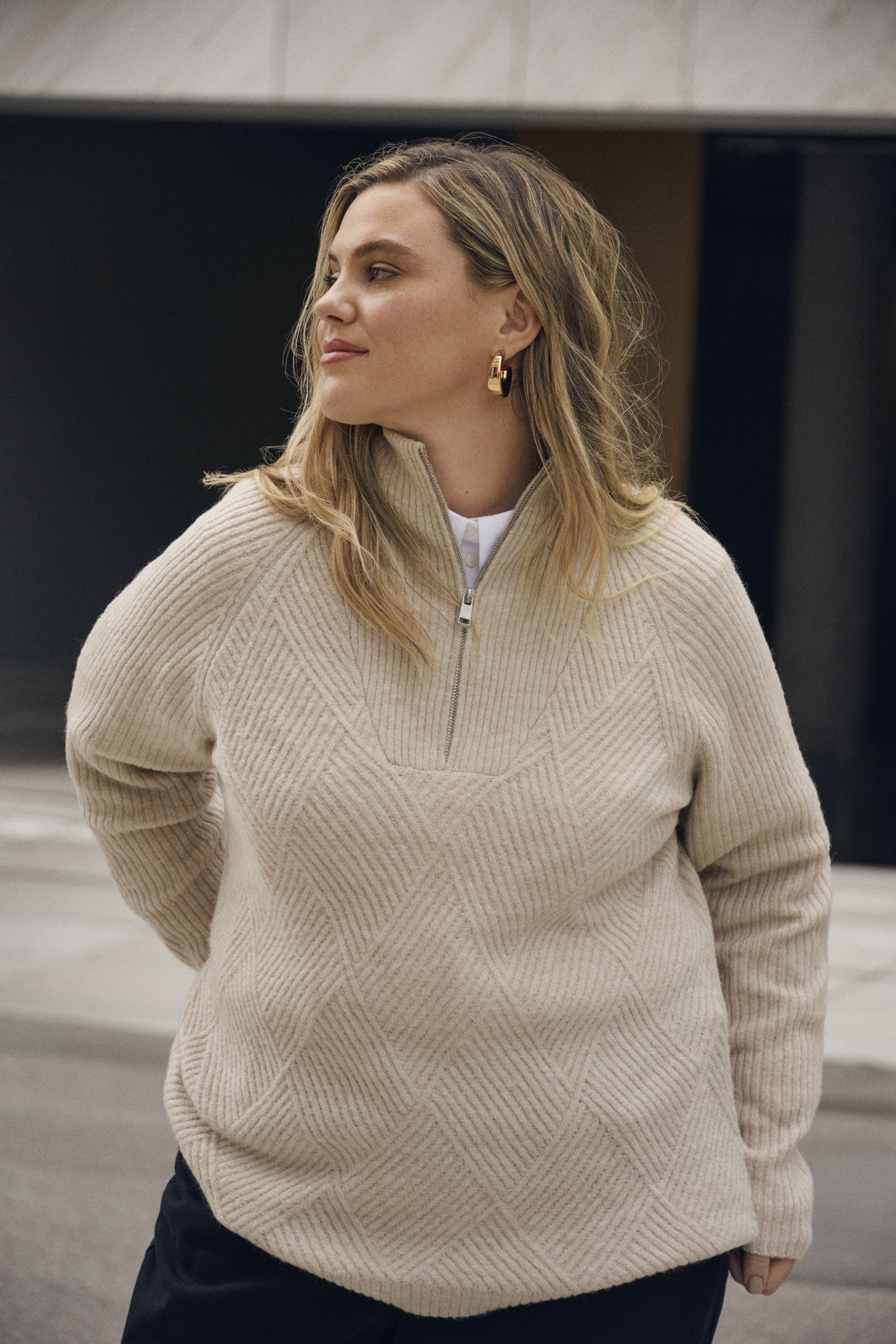 Beige gebreide kleding, , Model