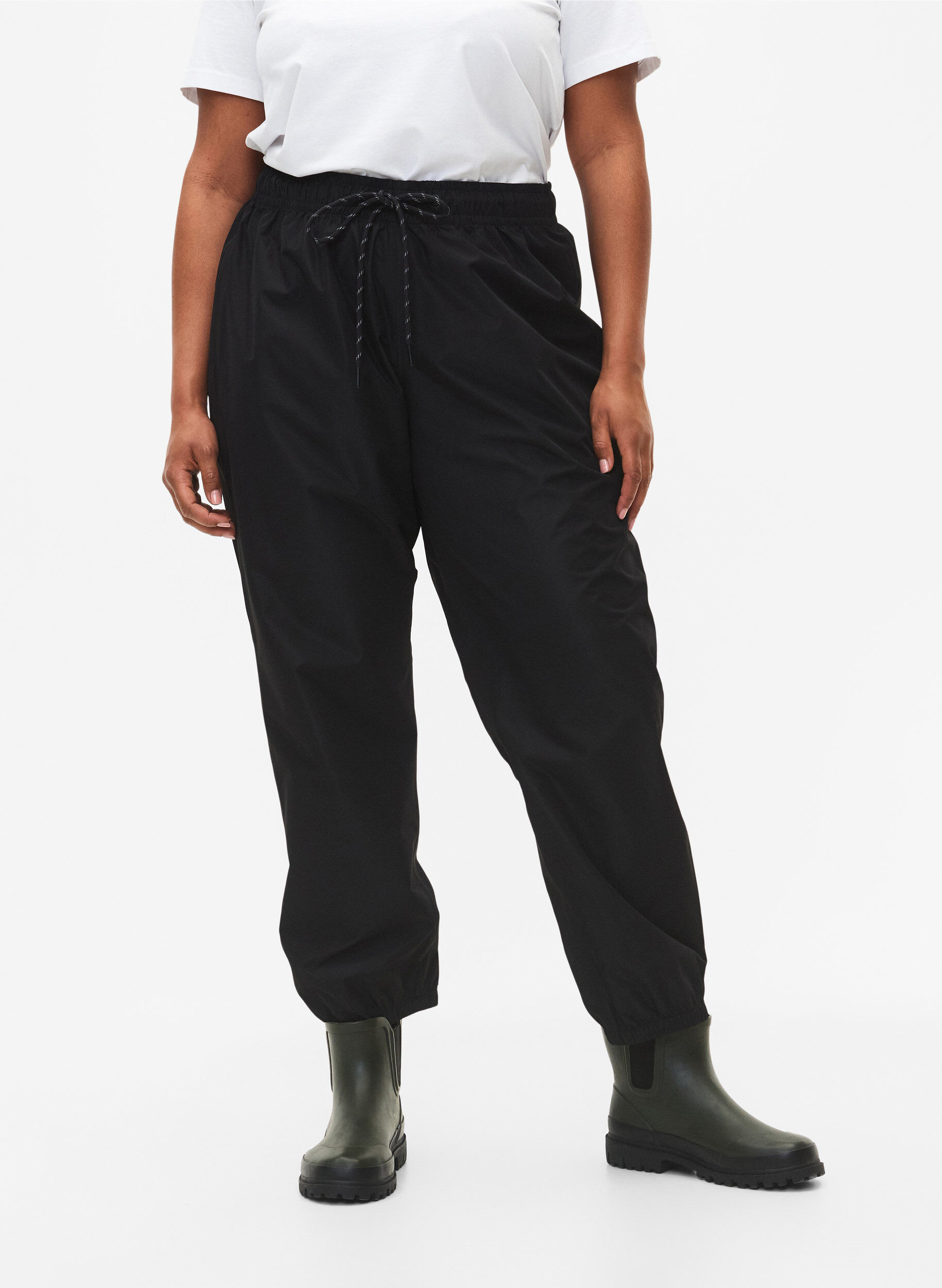 ZizziRegenbroek met elastiek en trekkoord, Zwart, Model image number 2